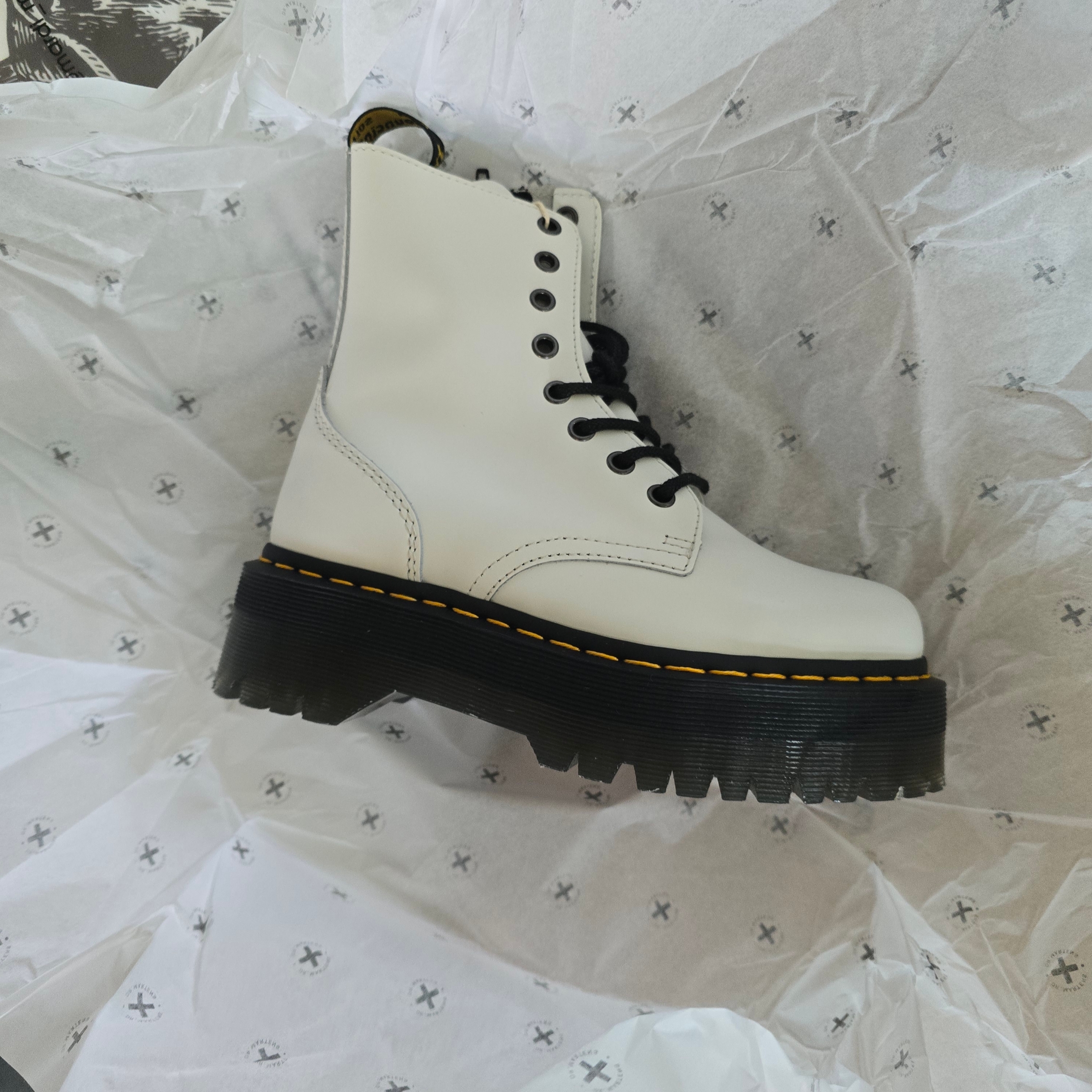 Dr. Martens Jadon Boots White 착용 스타일