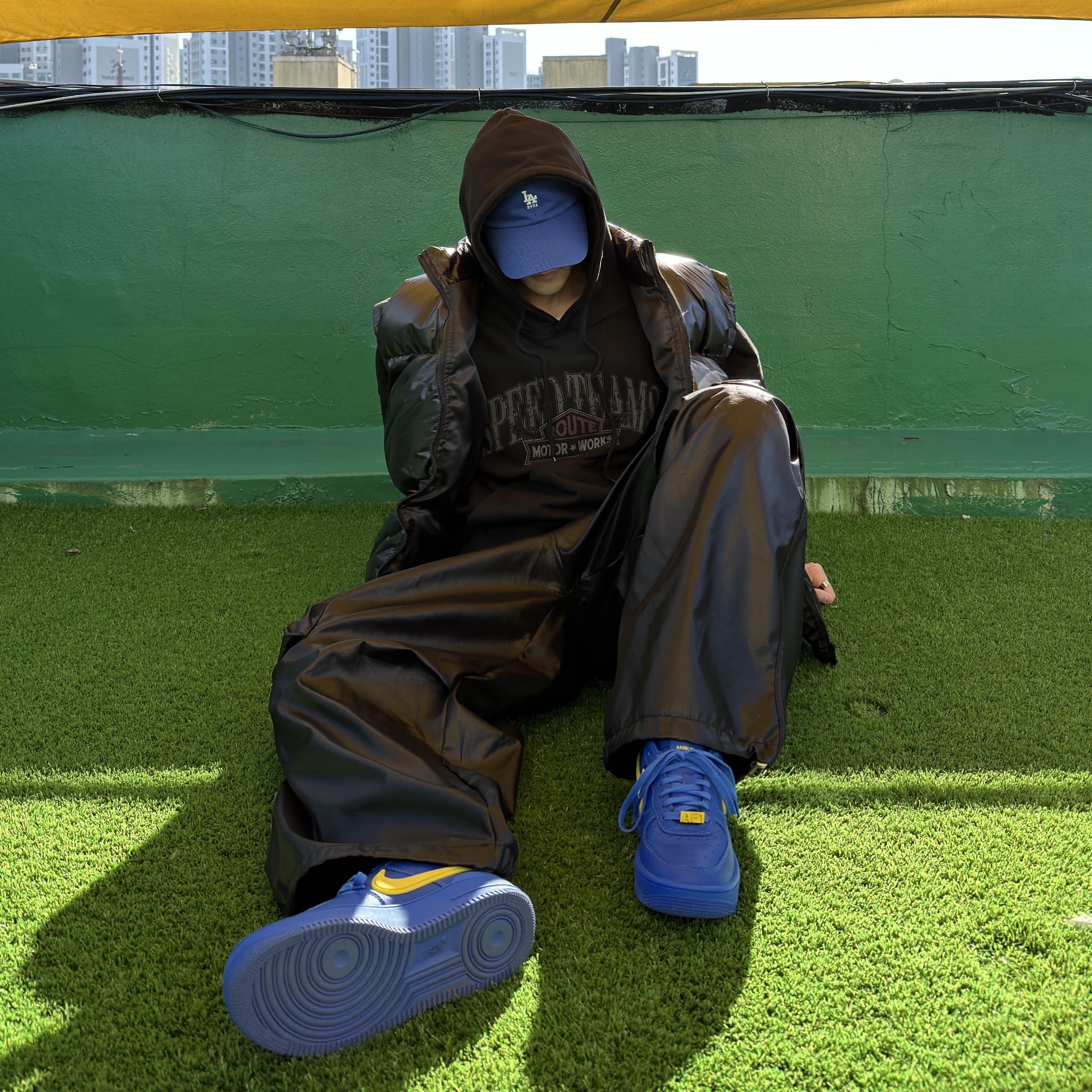 Nike x Ambush Air Force 1 Low SP Game Royal and Vivid Sulfur 착용 스타일 - 2