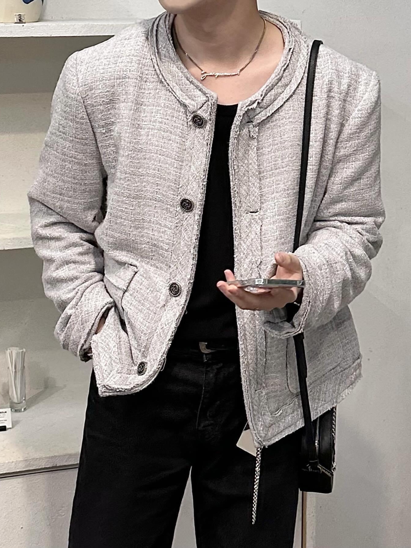 Jacquemus La Chaine Signature Logo Chain Necklace Silver, Dr. Martens 2976 Chelsea Black Smooth 착용 스타일 - 2