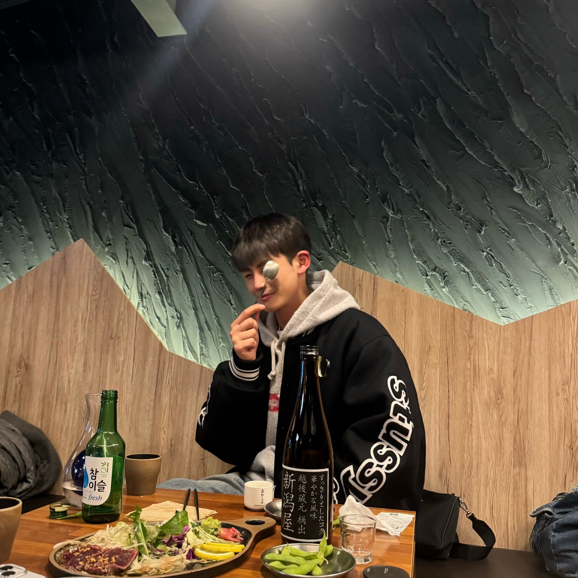 Stussy Competition Varsity Jacket Black, Supreme Inside Out Box Logo Hooded Sweatshirt Heather Grey - 23SS 착용 스타일 - 3