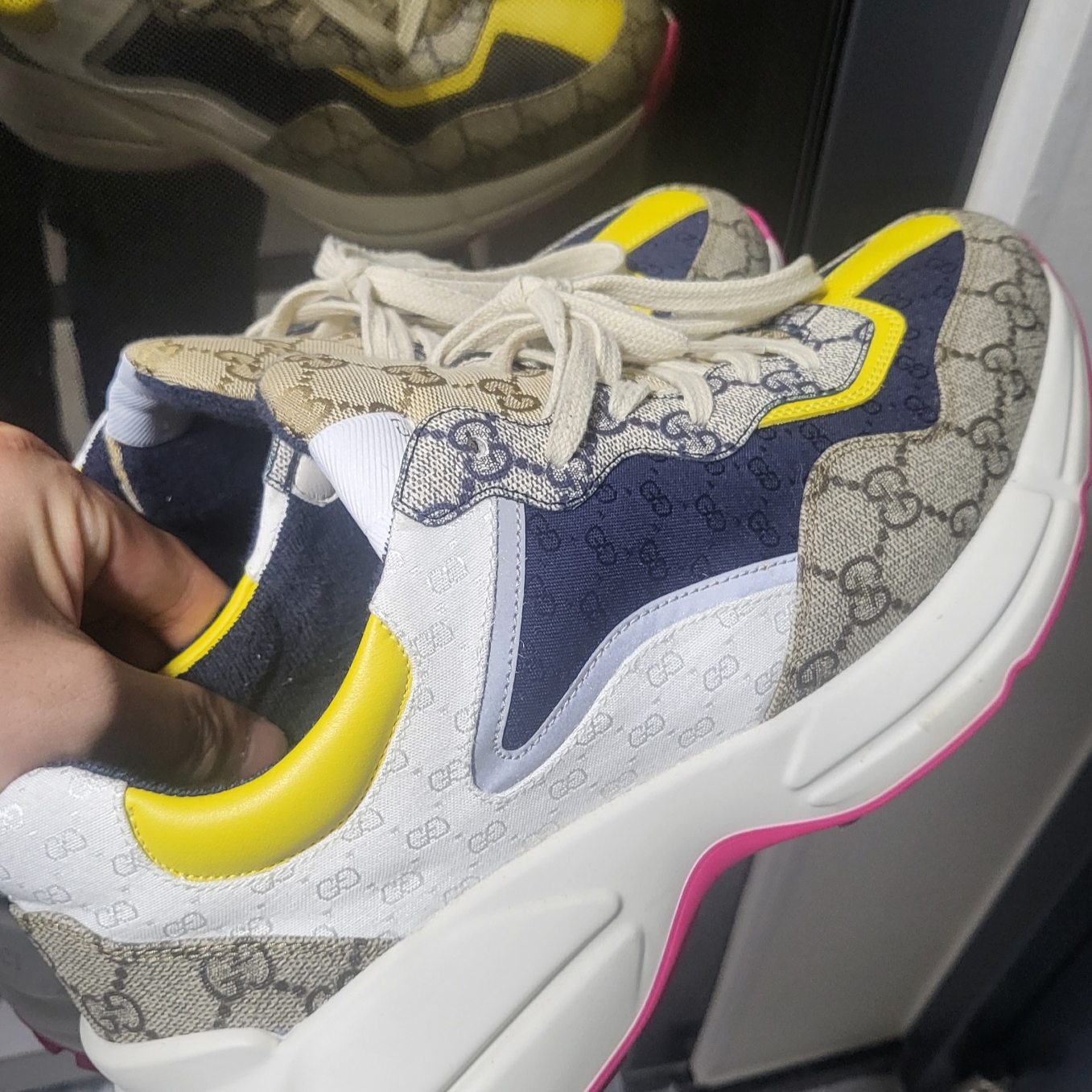 Gucci GG Rhyton Beige Sneakers Ebony Blue 착용 스타일