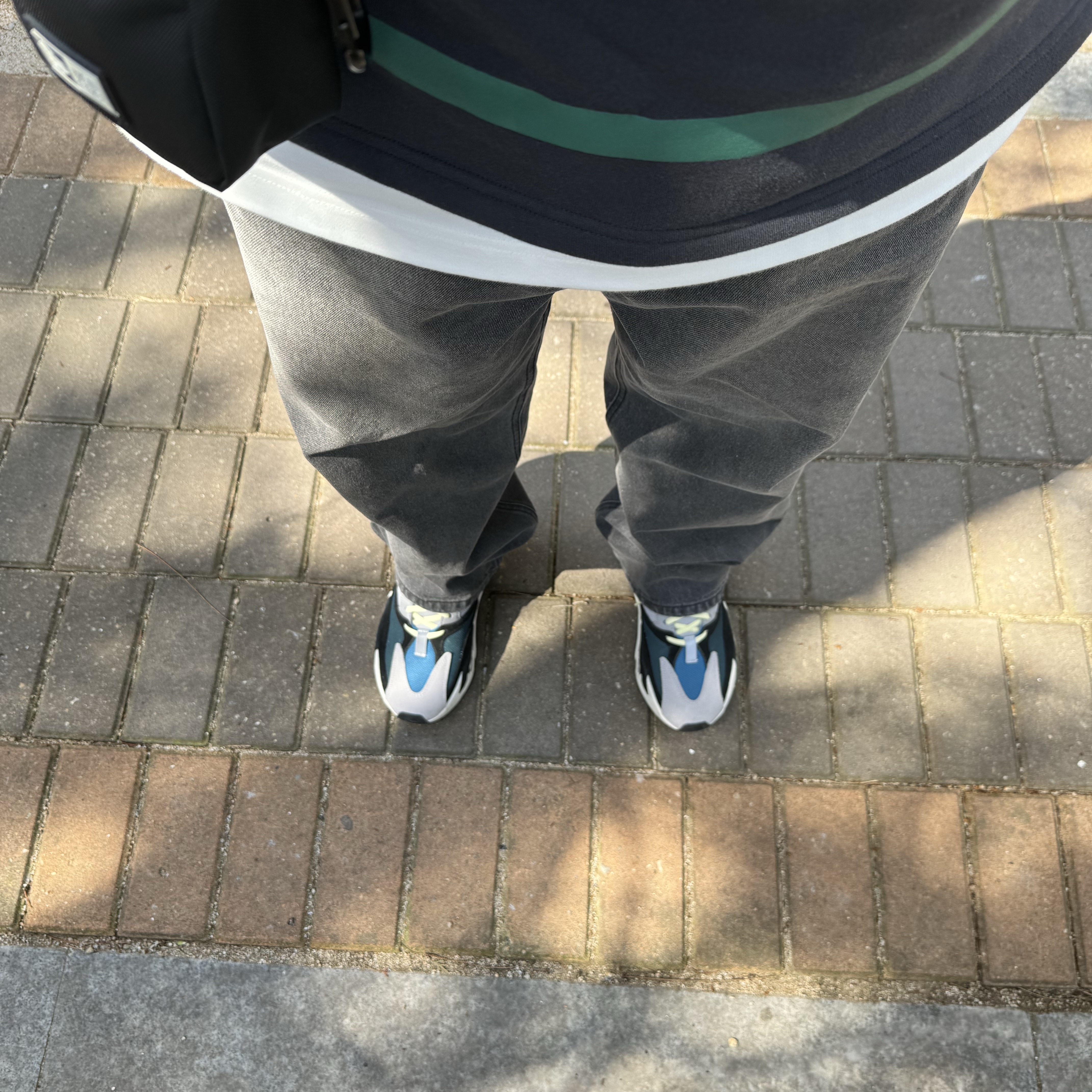 Adidas Yeezy Boost 700 Wave Runner Solid Grey 2021/2022 착용 스타일 - 1