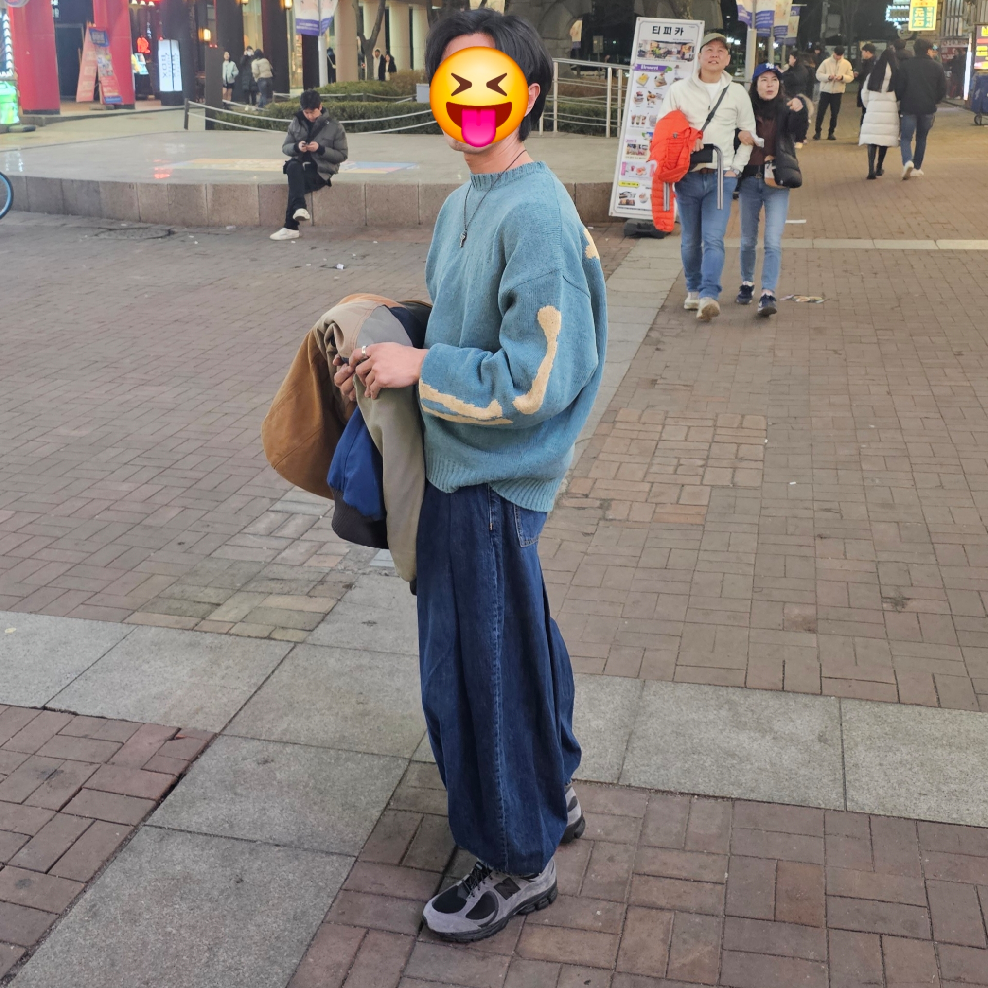 Kapital 5G Wool Bone Crewneck Sweater Saxophone, New Balance x JJJJound 2002R Gore-Tex Charcoal 착용 스타일