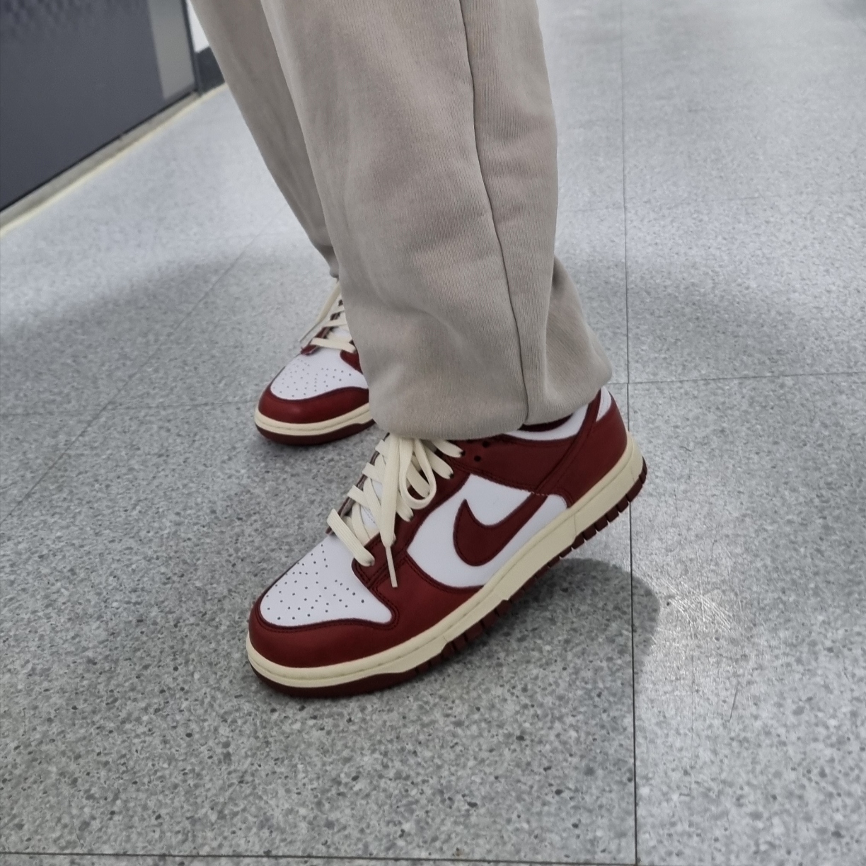 (W) Nike Dunk Low Retro PRM Team Red and White 착용 스타일