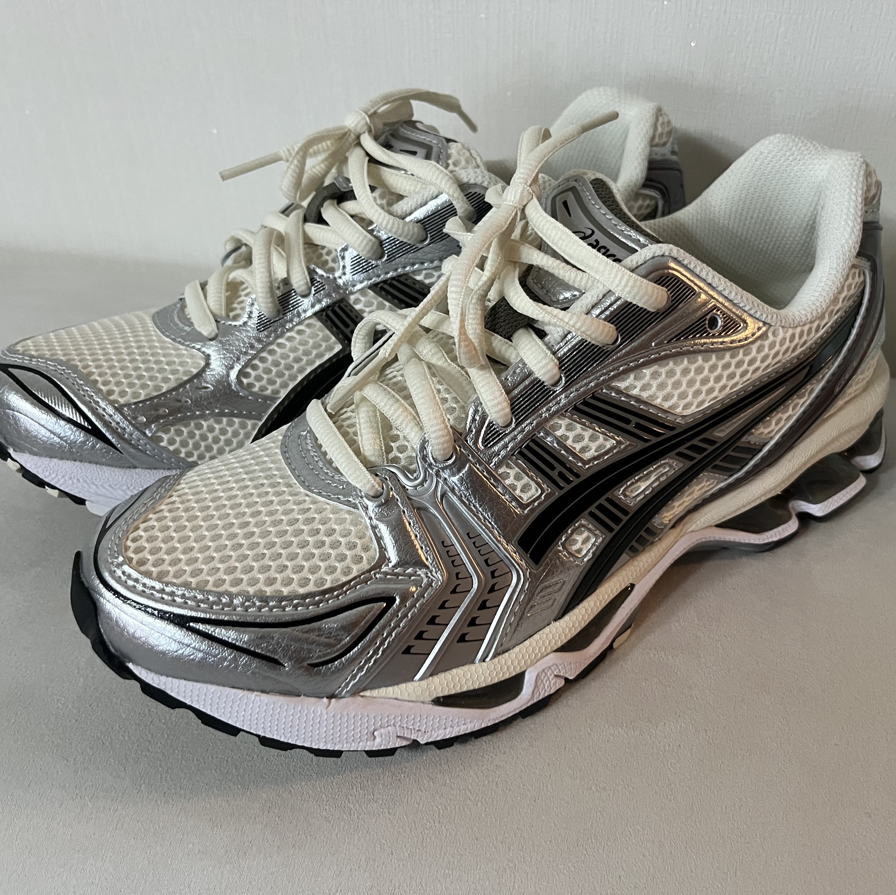 Asics Gel-Kayano 14 Cream Black 착용 스타일
