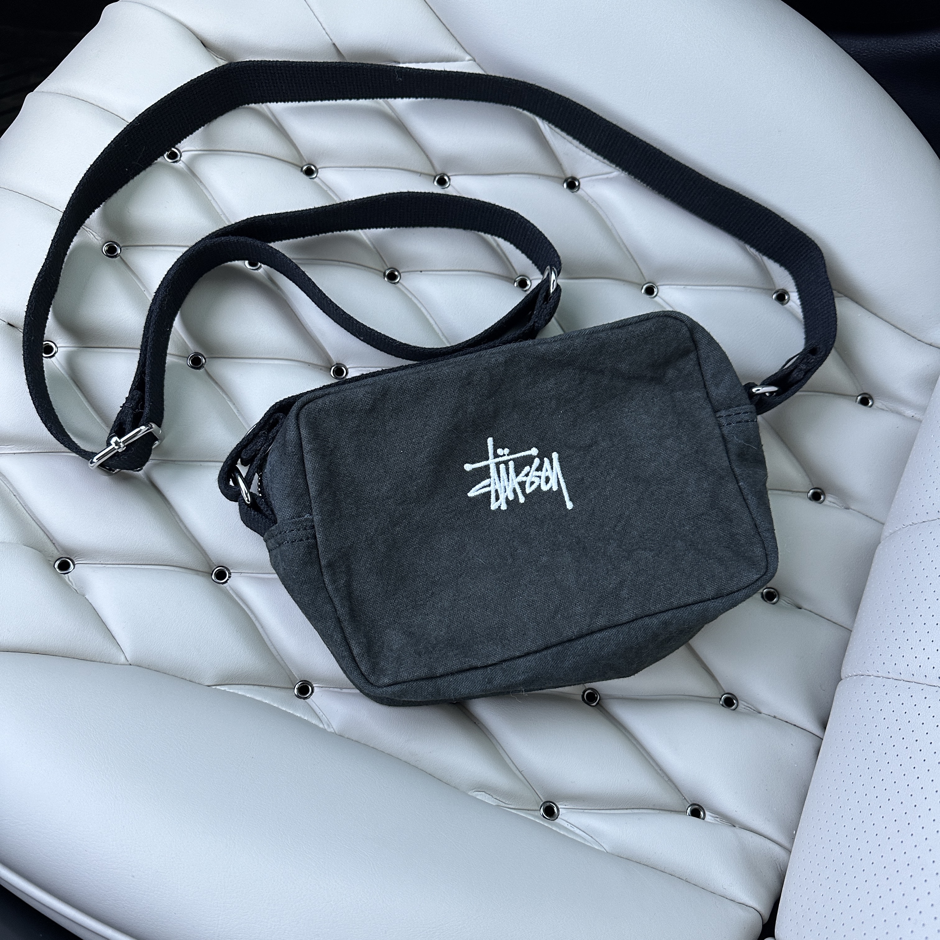 Stussy Canvas Side Pouch Washed Black 착용 스타일
