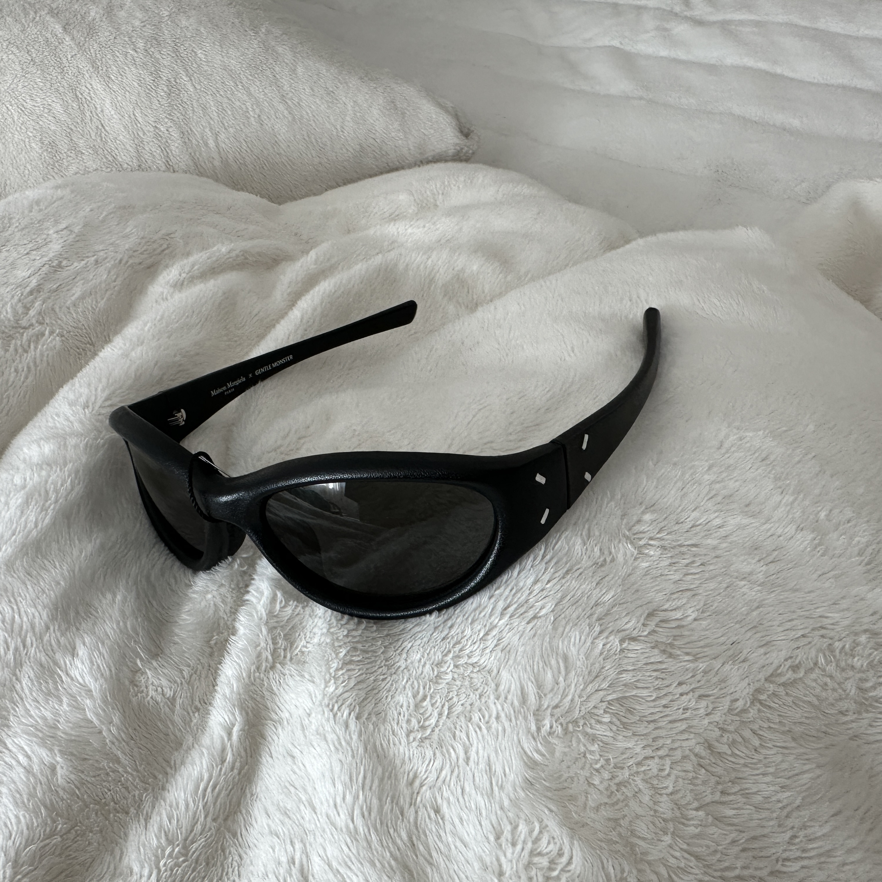 Gentle Monster x Maison Margiela MM105 Leather Black Black 착용 스타일 - 1