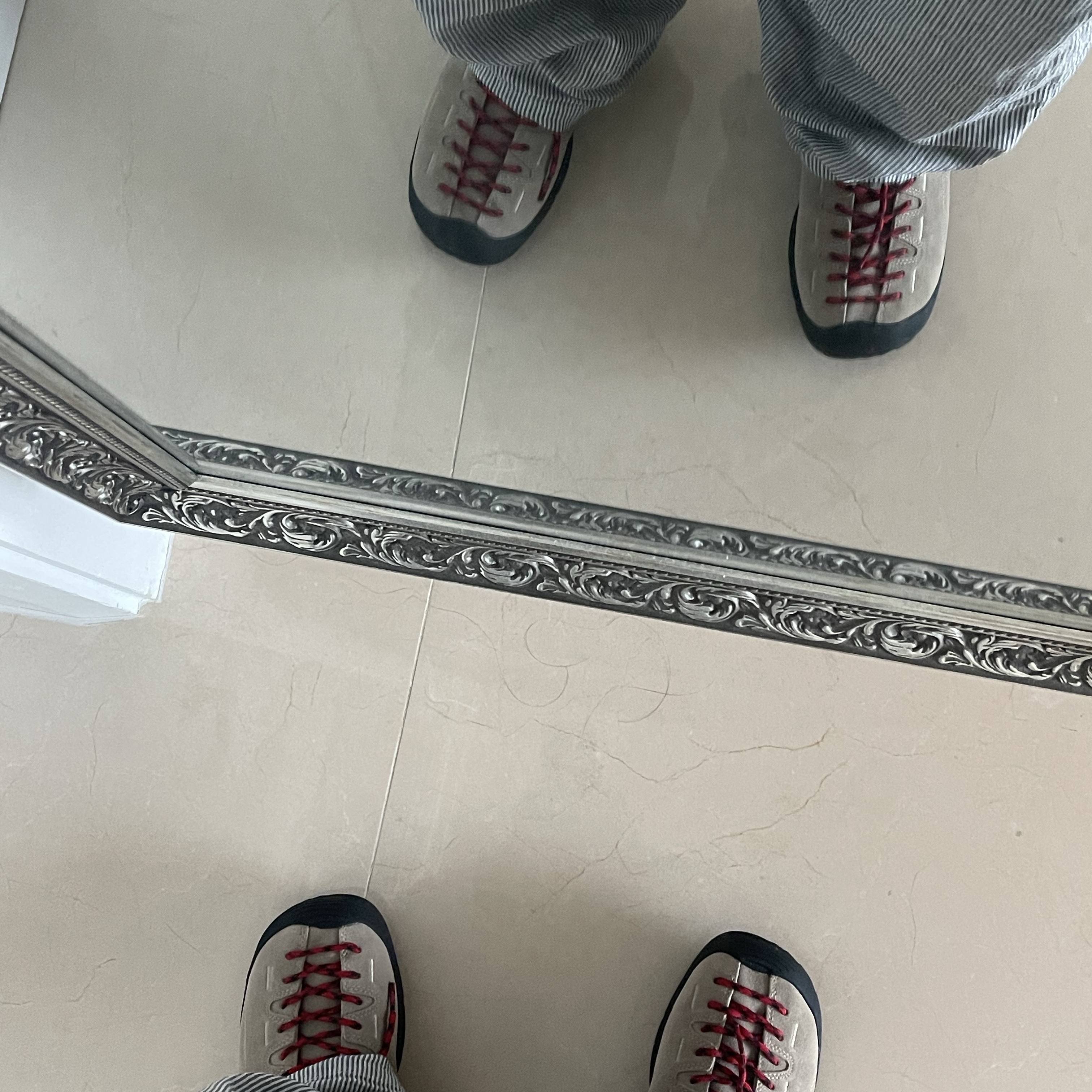 Keen Jasper Suede Sneakers Silver Mink 착용 스타일