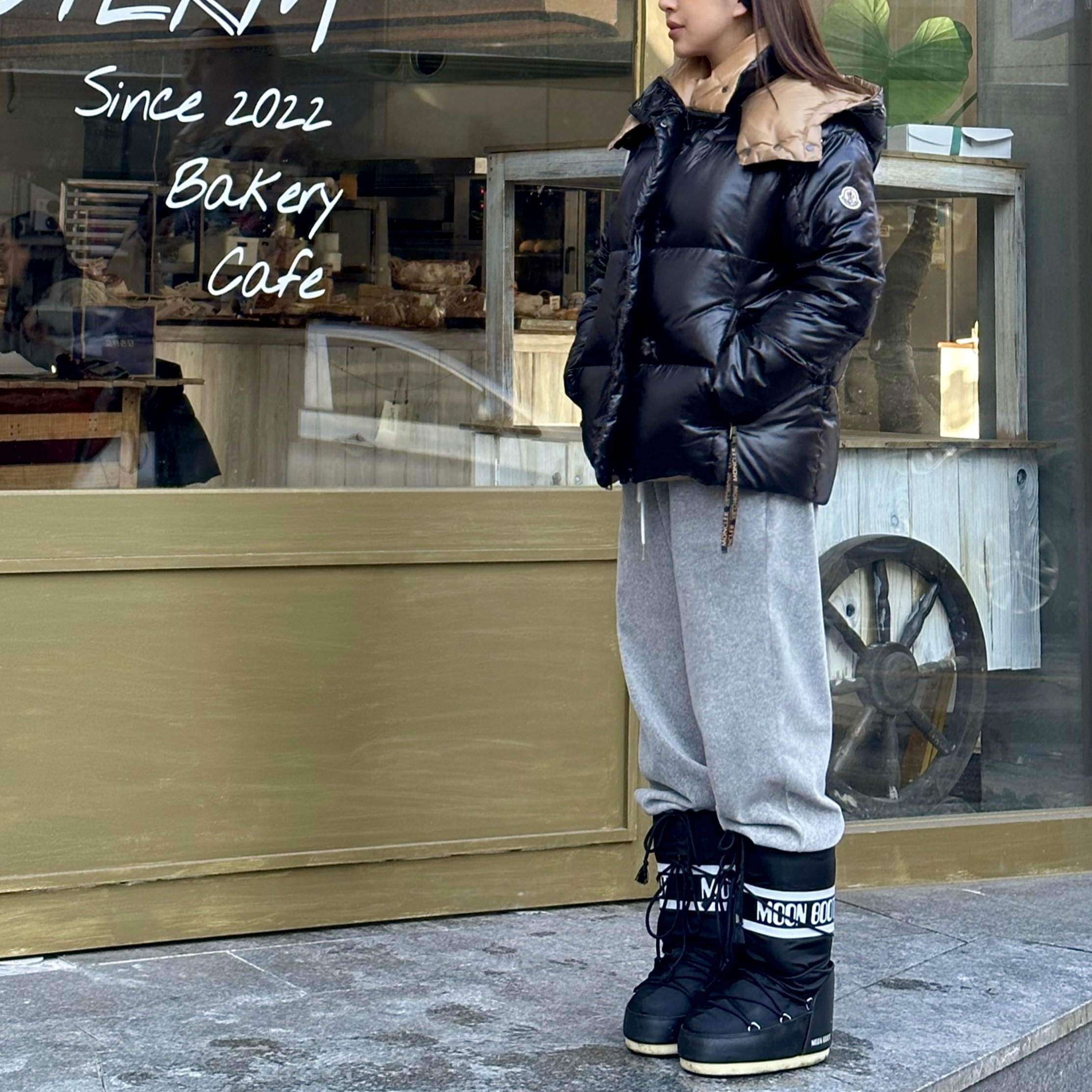 (W) Moncler Parana Short Down Jacket Black - 23FW, (W) Moon Boot Icon Nylon Boots Black 착용 스타일