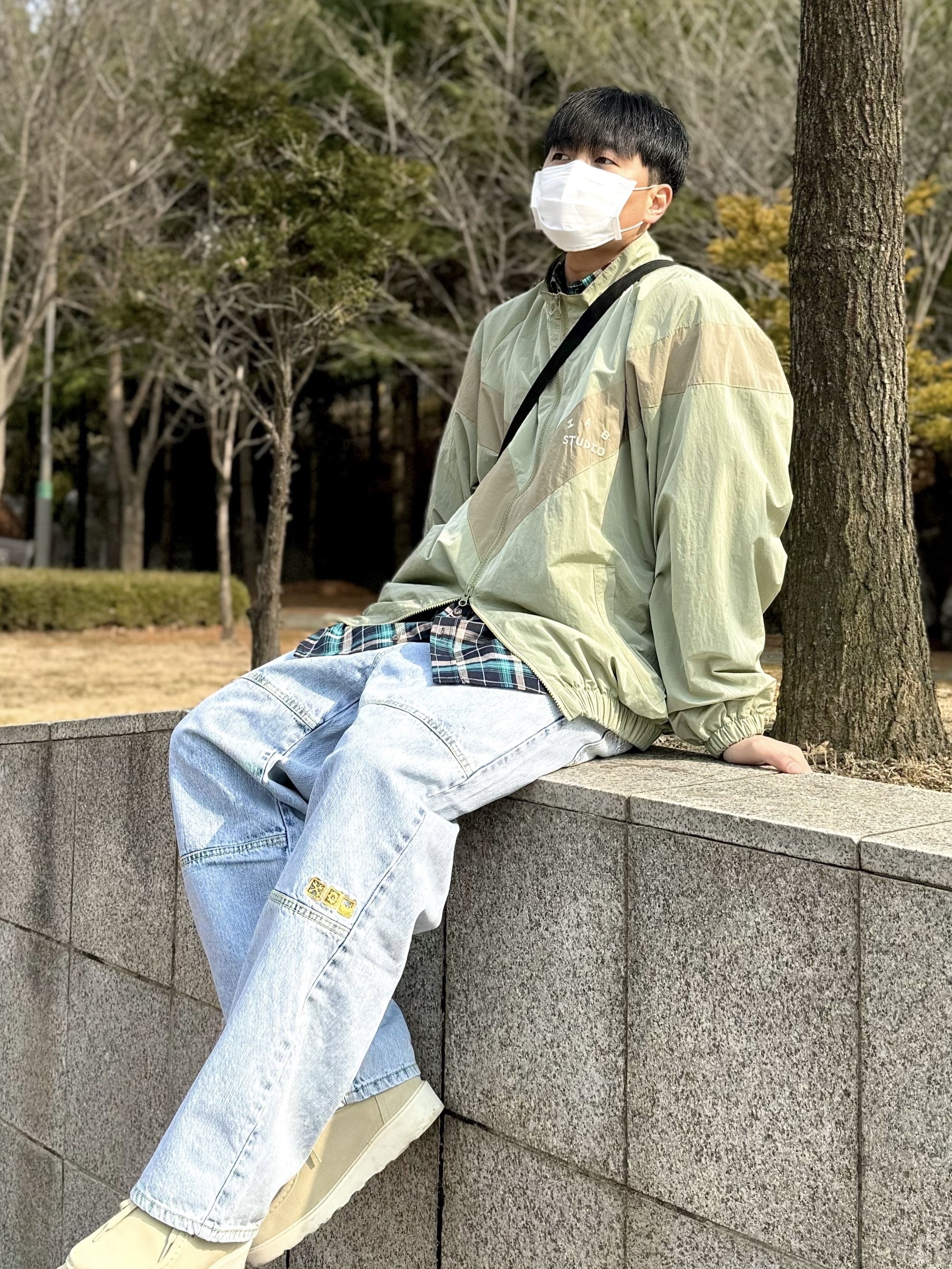 IAB Studio x D.P. Track Top Tea Green Mud 착용 스타일 - 3