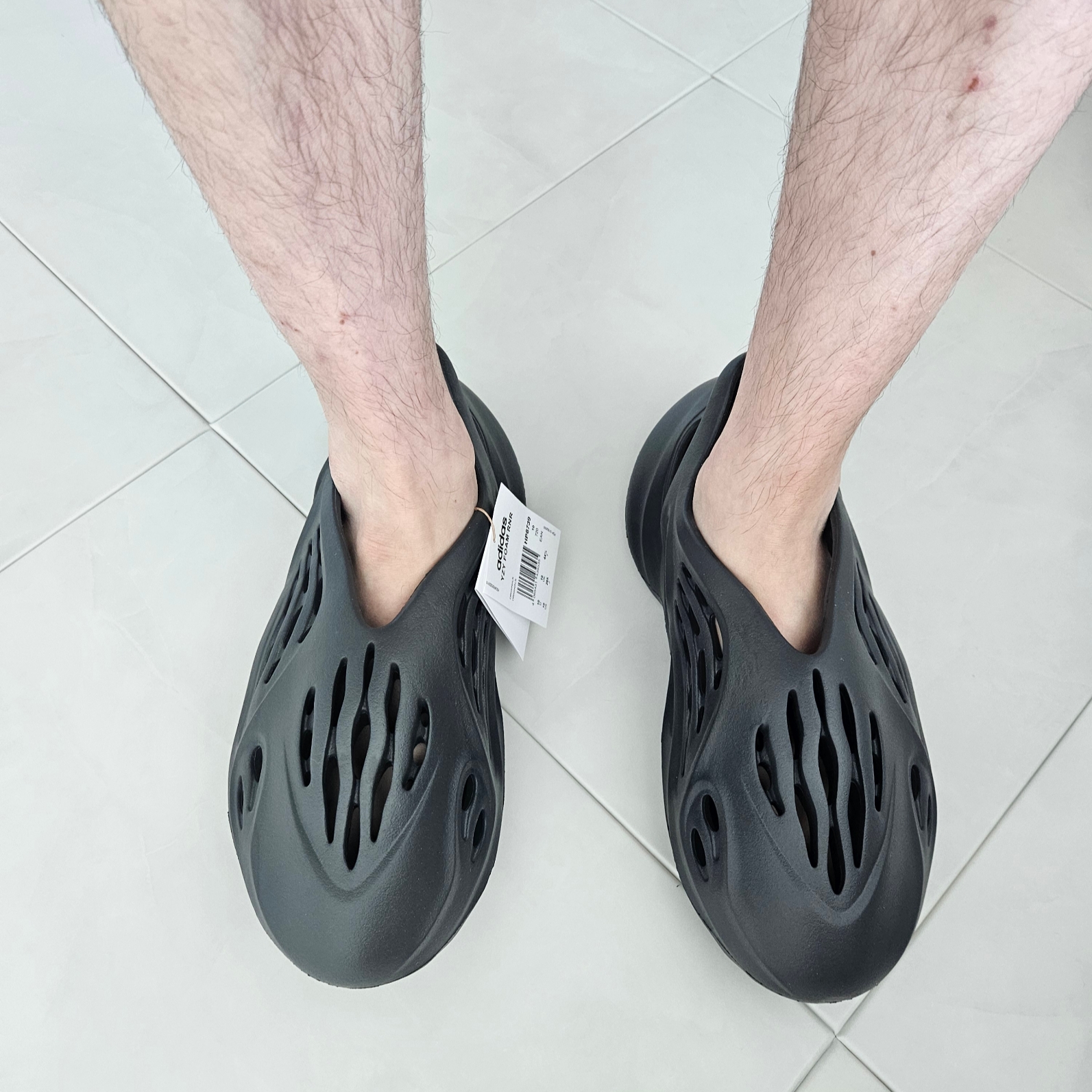 Adidas Yeezy Foam RNNR Onyx 착용 스타일