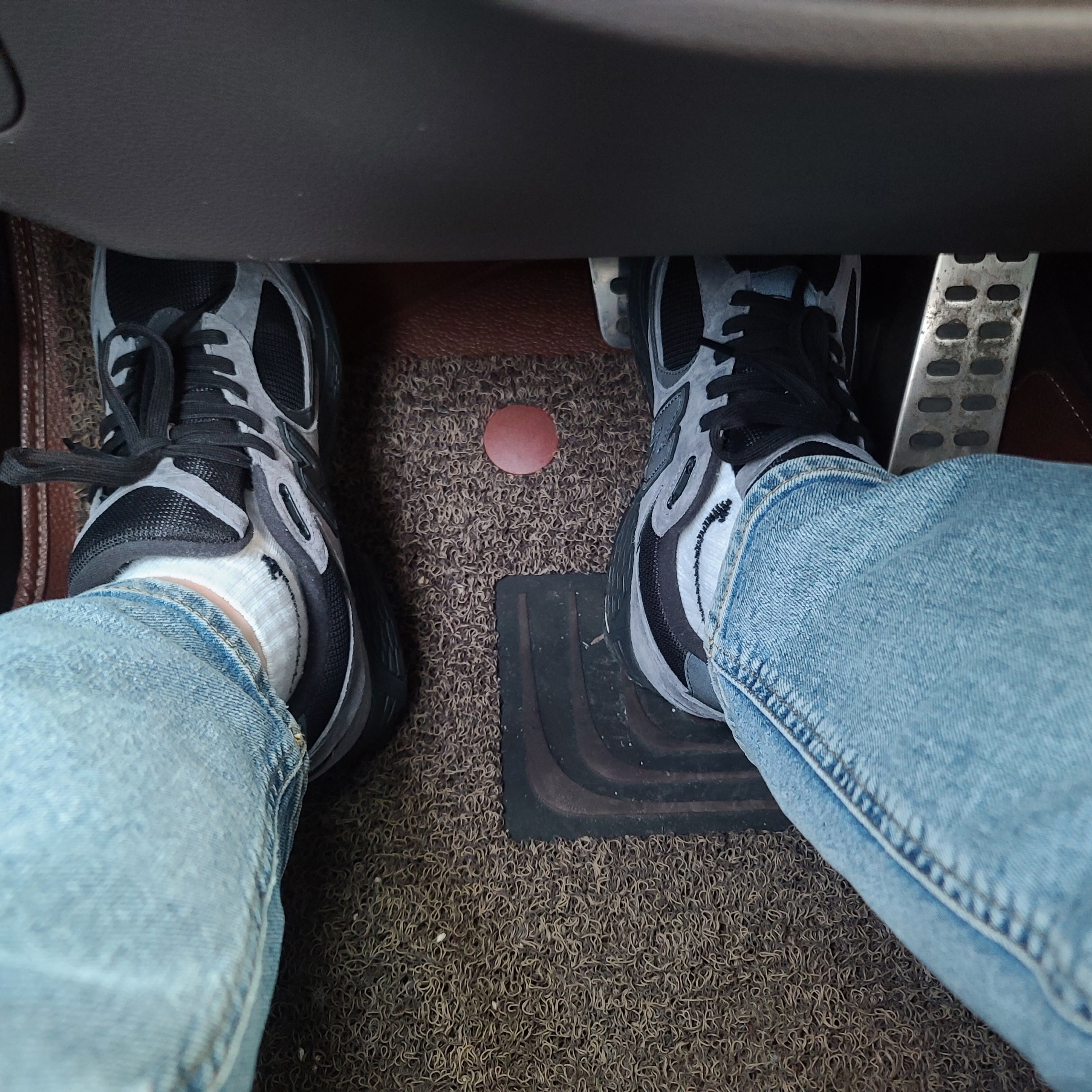 New Balance x JJJJound 2002R Gore-Tex Charcoal 착용 스타일 - 3