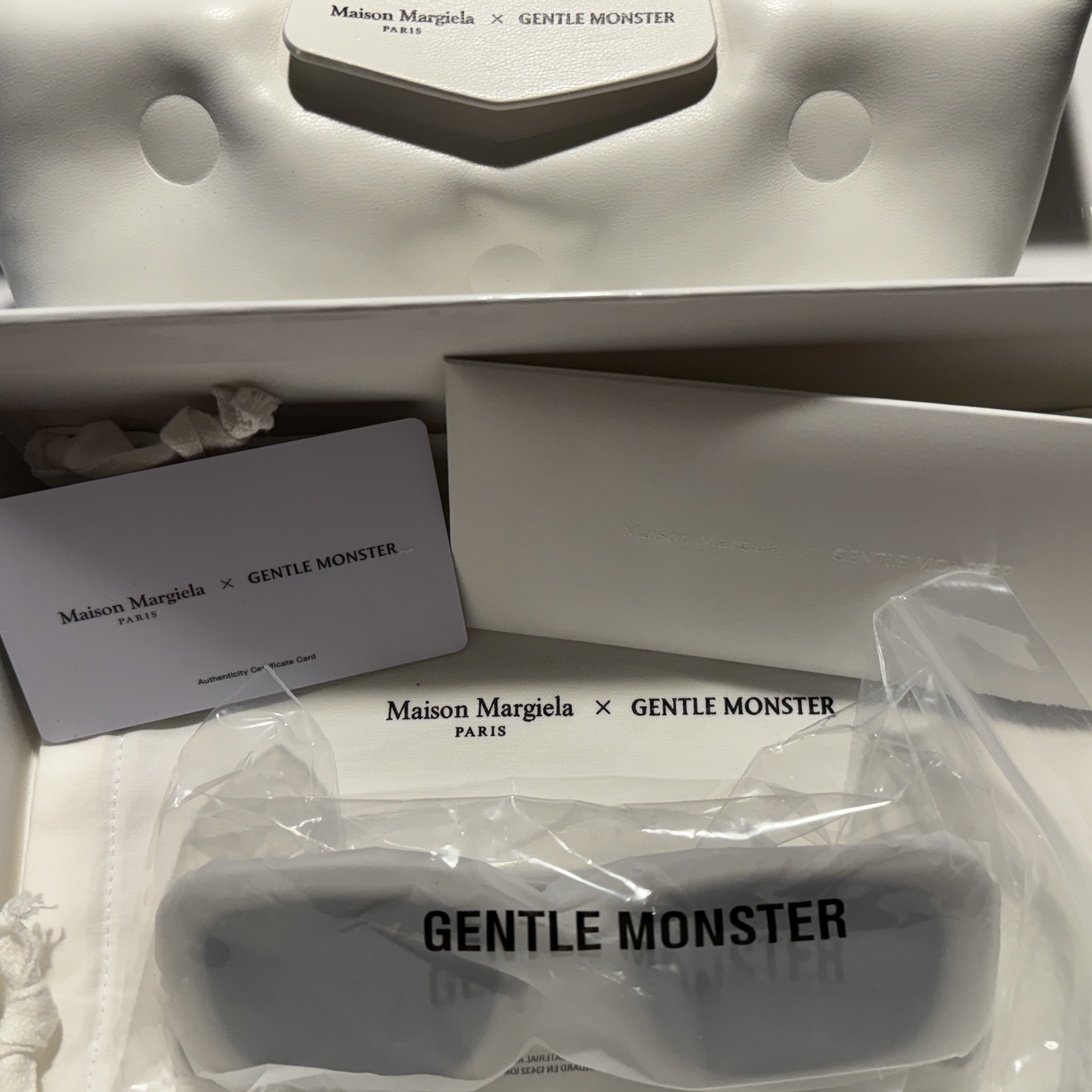 Gentle Monster x Maison Margiela MM106 Gray Black 착용 스타일
