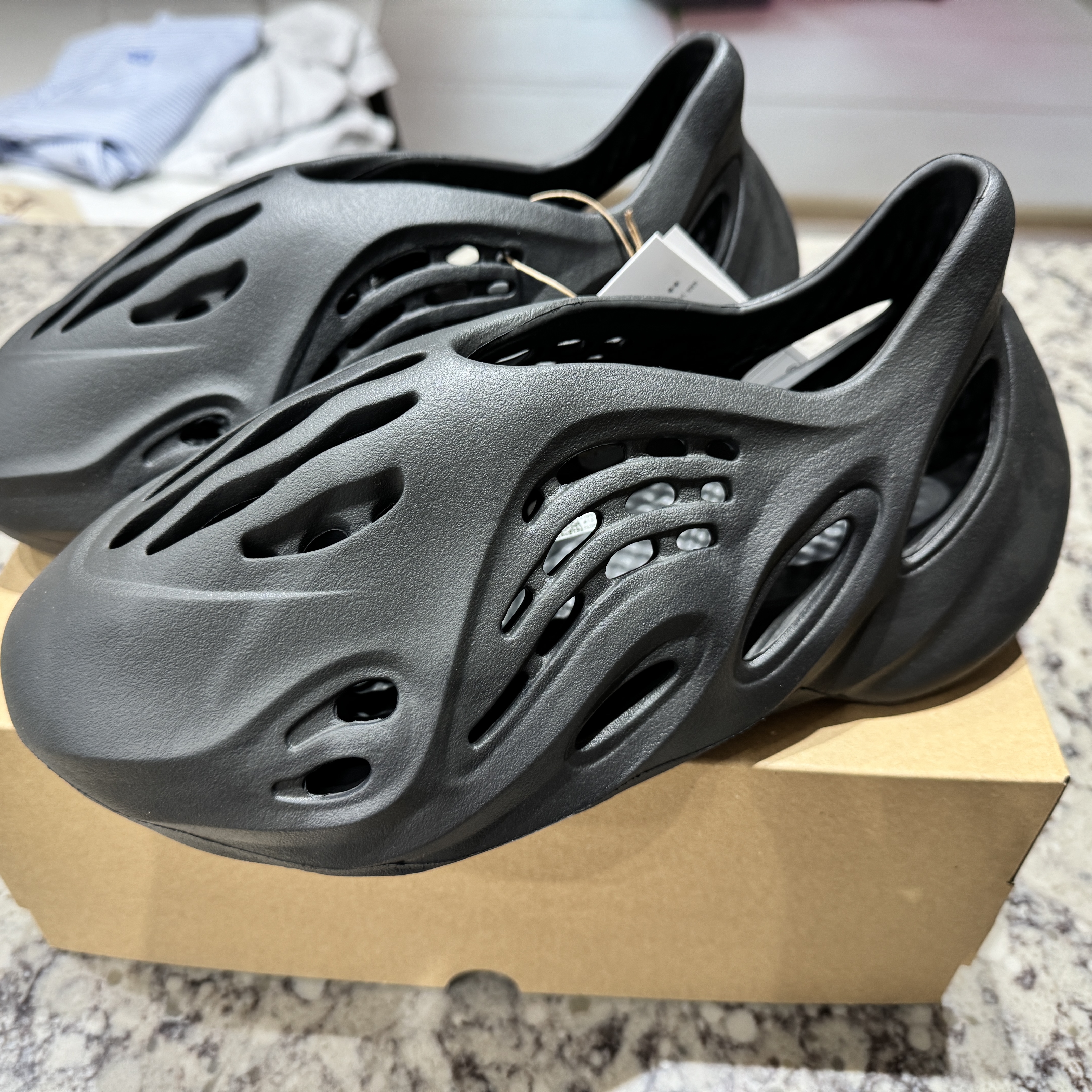 Adidas Yeezy Foam RNNR Onyx 착용 스타일