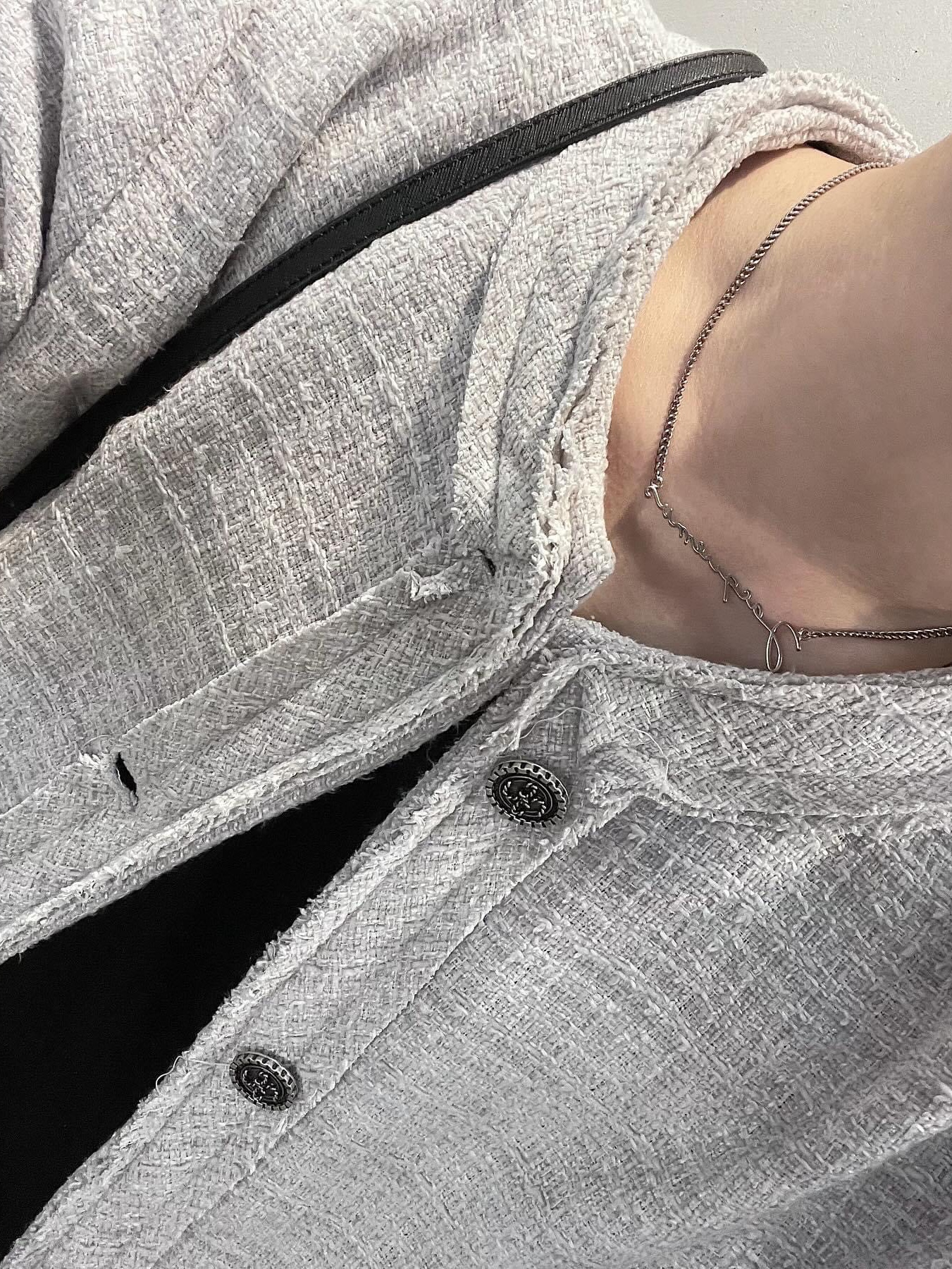Jacquemus La Chaine Signature Logo Chain Necklace Silver, Dr. Martens 2976 Chelsea Black Smooth 착용 스타일 - 9