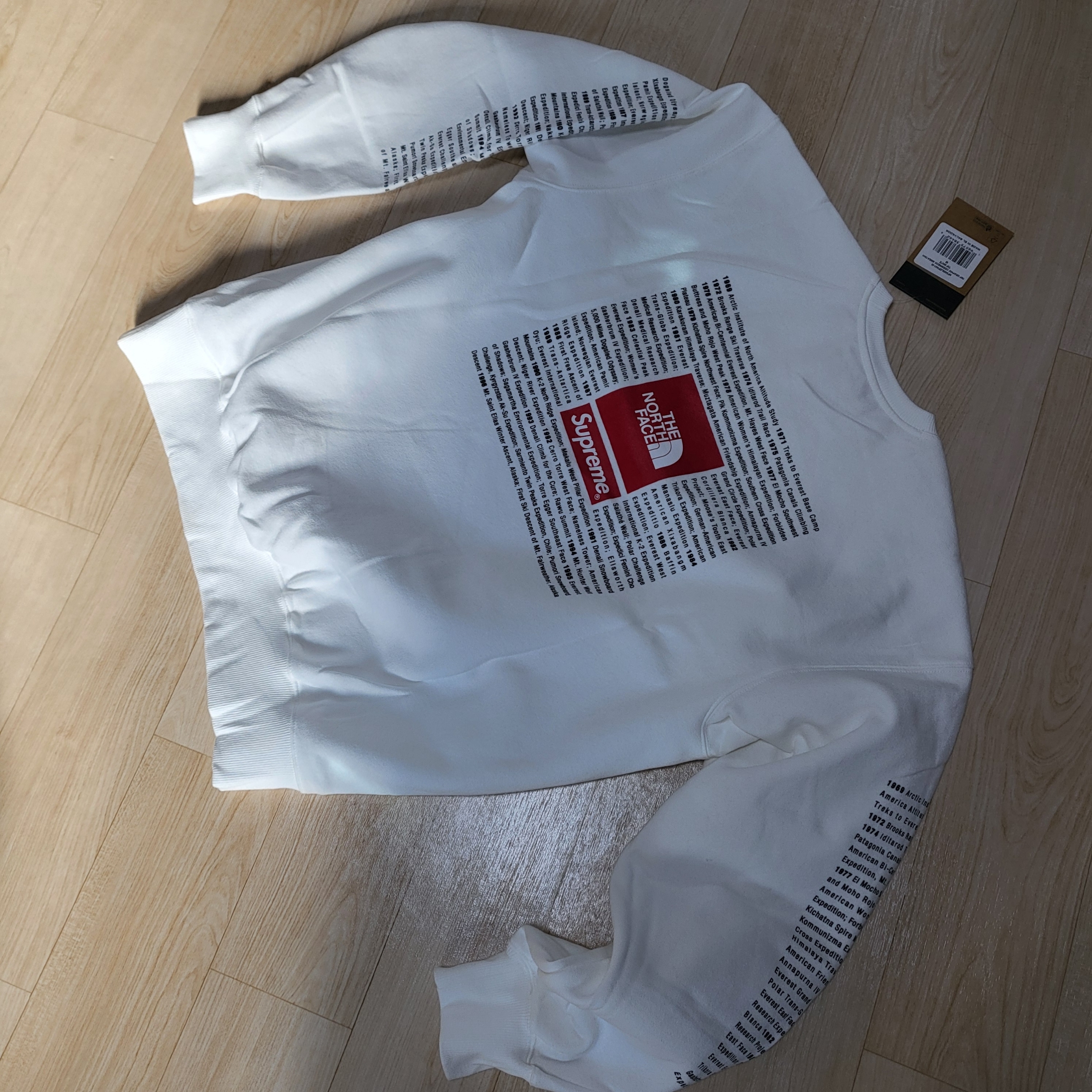 Supreme x The North Face Crewneck White - 24SS 착용 스타일 - 1