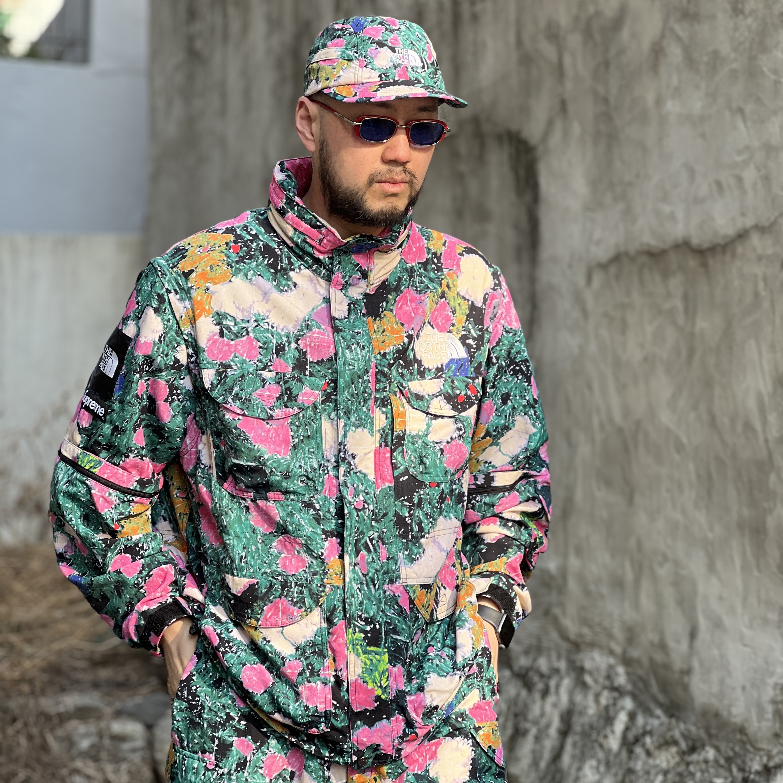 Supreme x The North Face Trekking Soft Bill Cap Flowers - 22SS, Supreme x The North Face Trekking Convertible Jacket Flowers - 22SS 착용 스타일 - 2