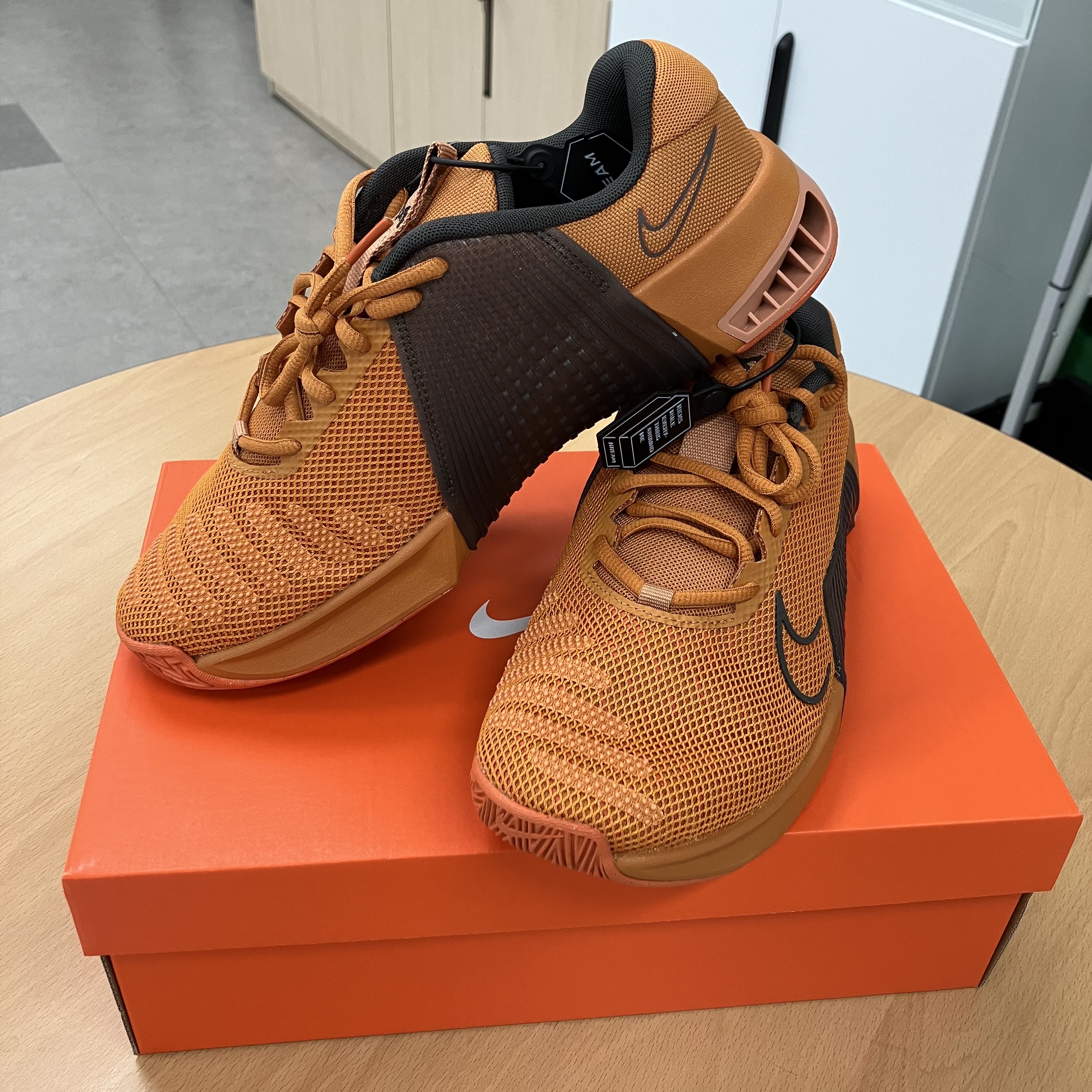 Nike Metcon 9 Monarch Amber Brown 착용 스타일