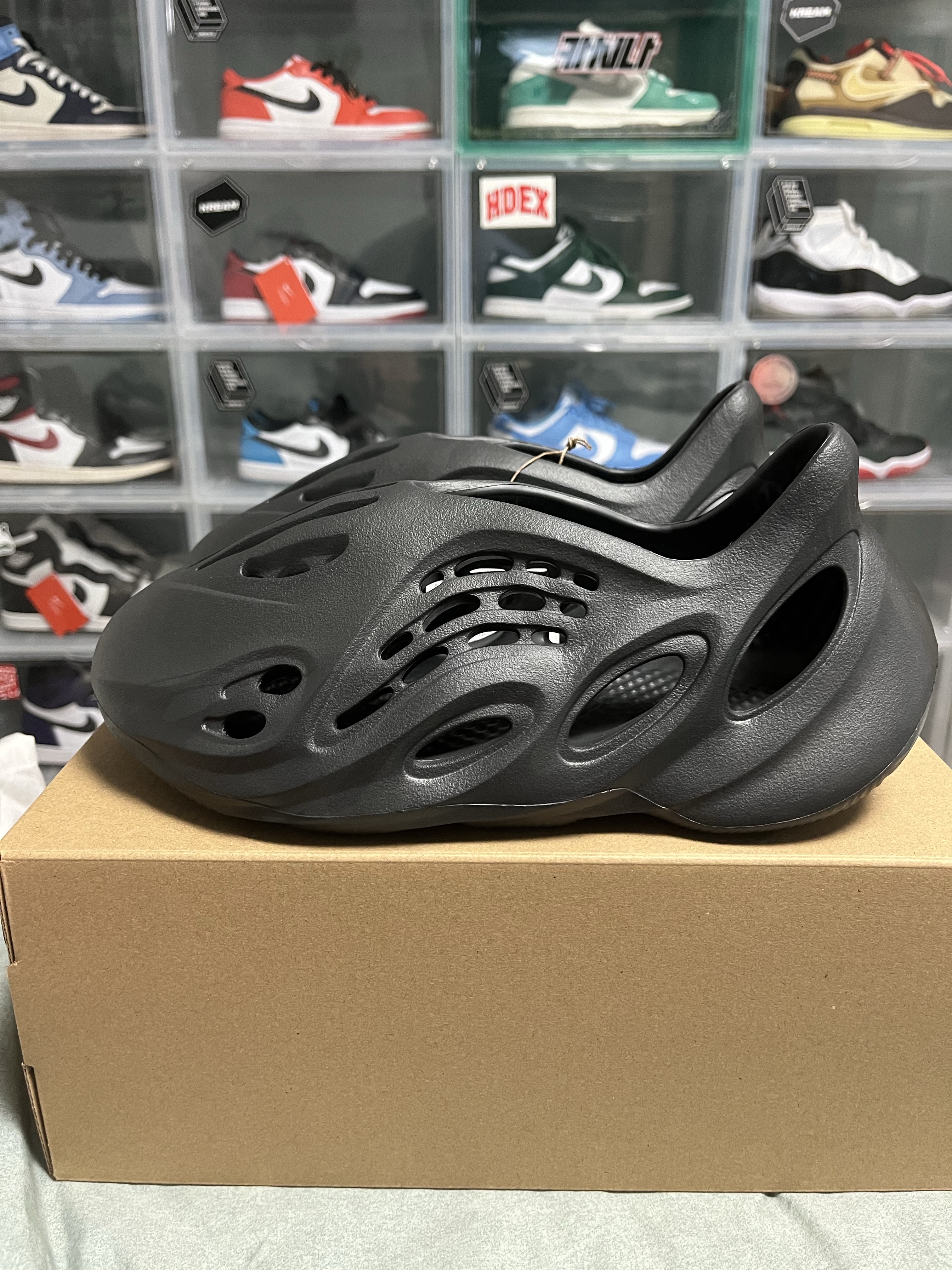 Adidas Yeezy Foam RNNR Onyx 착용 스타일 - 2