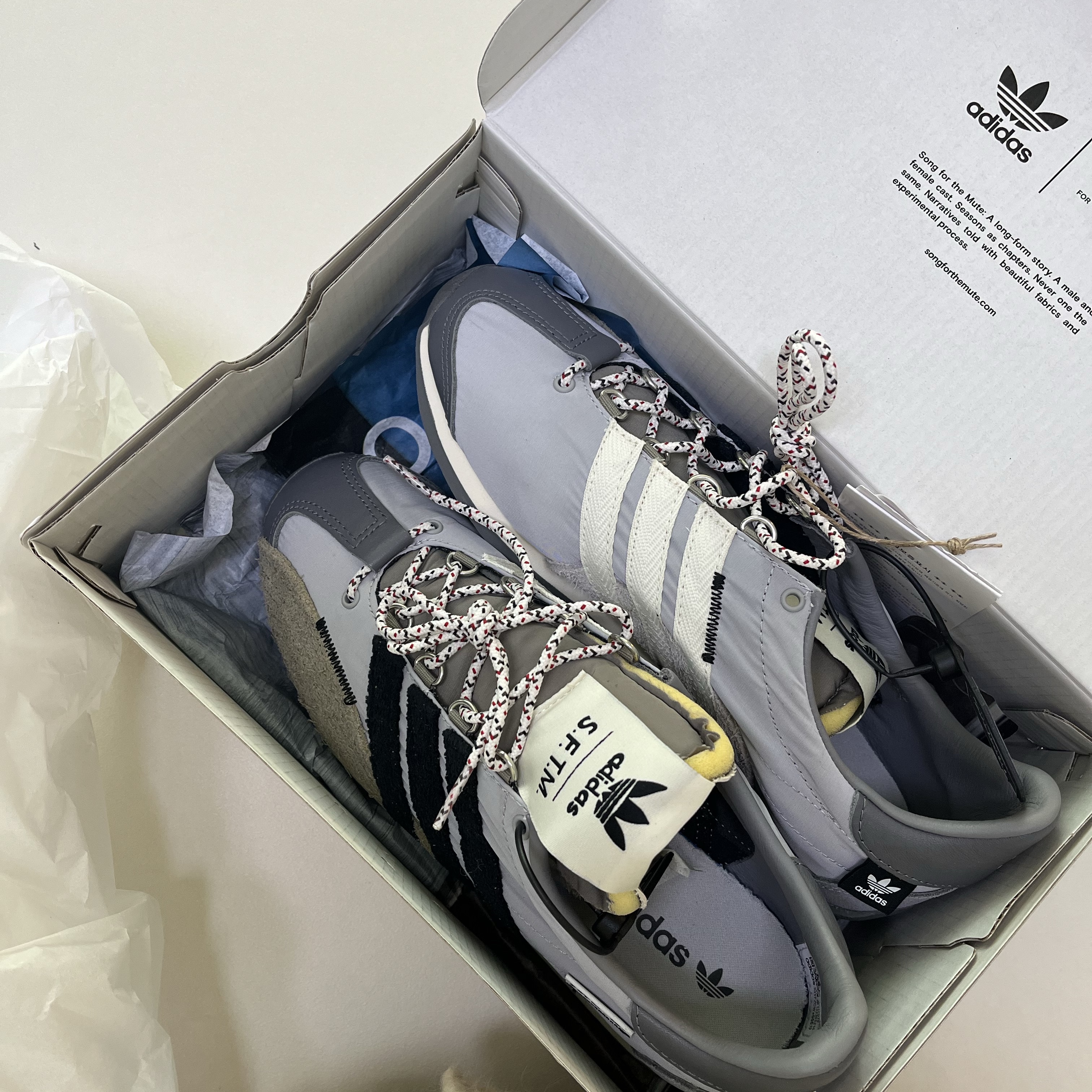 Adidas x Song for the Mute Country OG Grey Two Core Black 착용 스타일