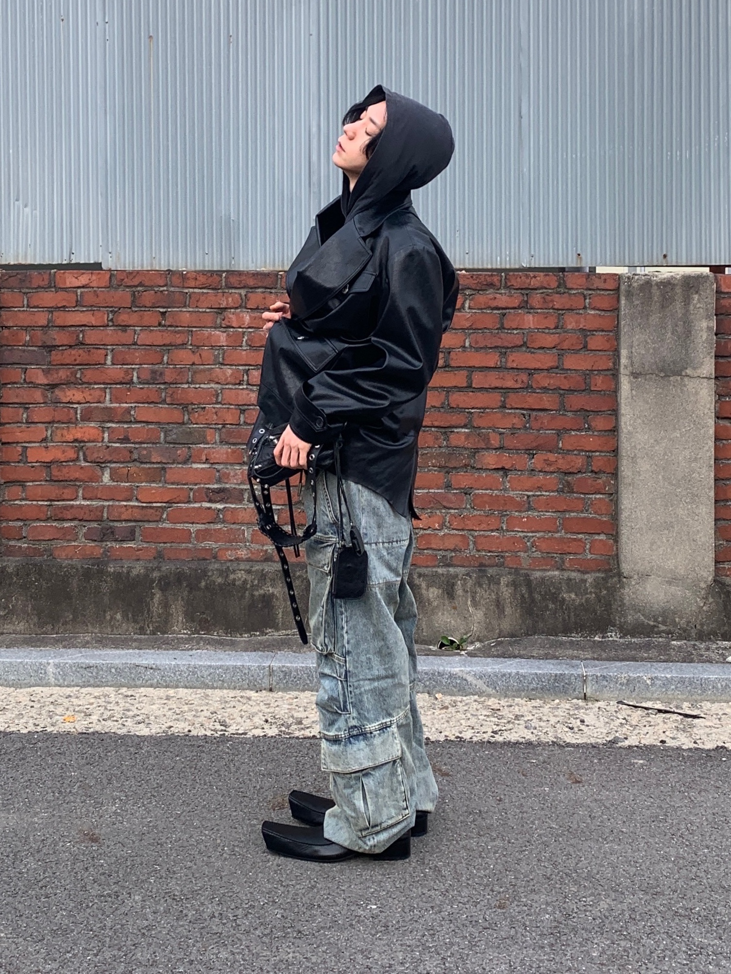 Entire Studios Heavy Denim Cargo Surface Wave, Balenciaga Romeo Mule Black 착용 스타일 - 2