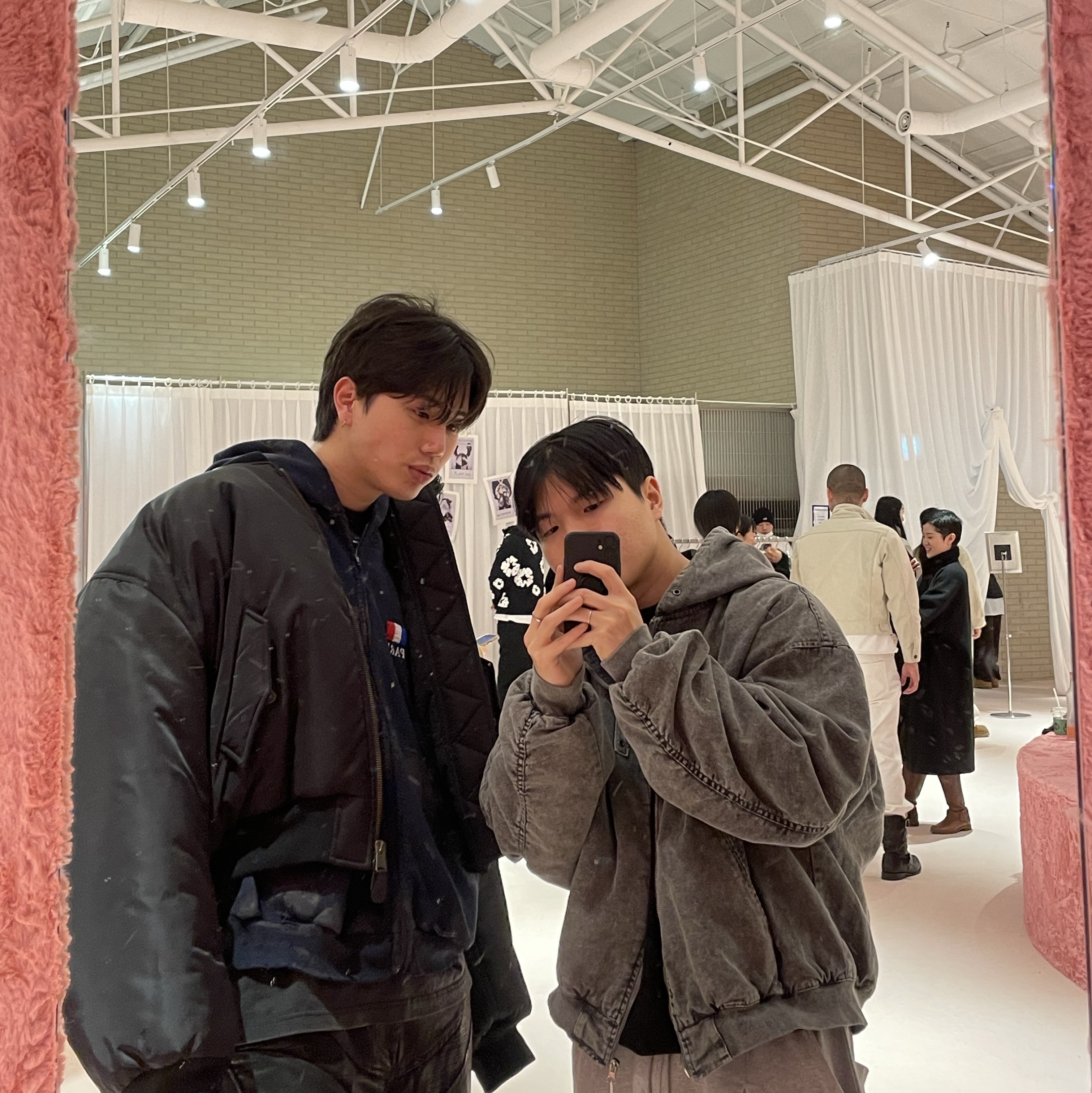 Balenciaga Nylon Bomber Black - 23SS, Balenciaga Paris Vintage Logo 22 Zip-Up Hoodie Dark Navy 착용 스타일 - 9