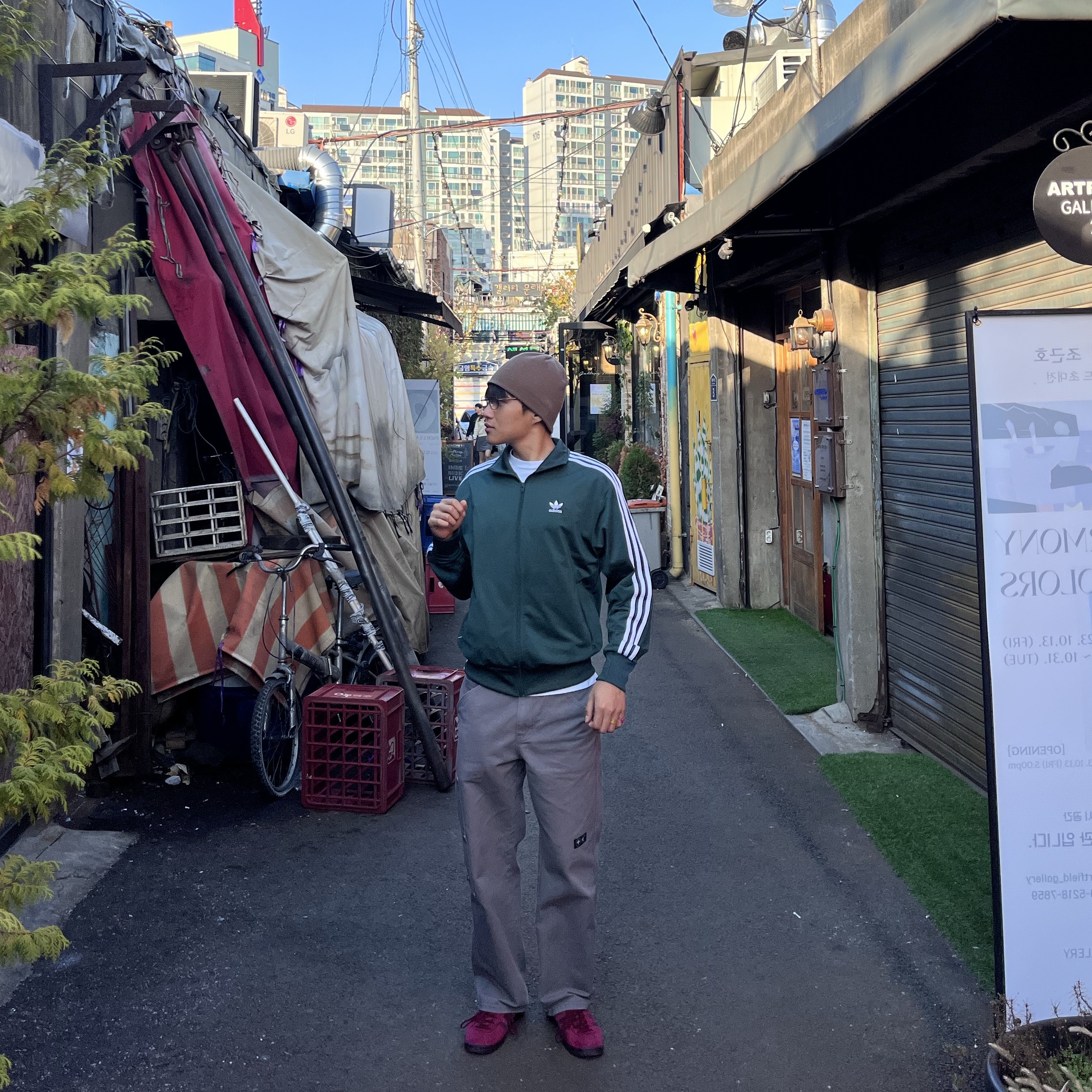 Adidas Tobacco Gruen Collegiate Burgundy, Thug Club Thug Pants (2) Grey 착용 스타일 - 3