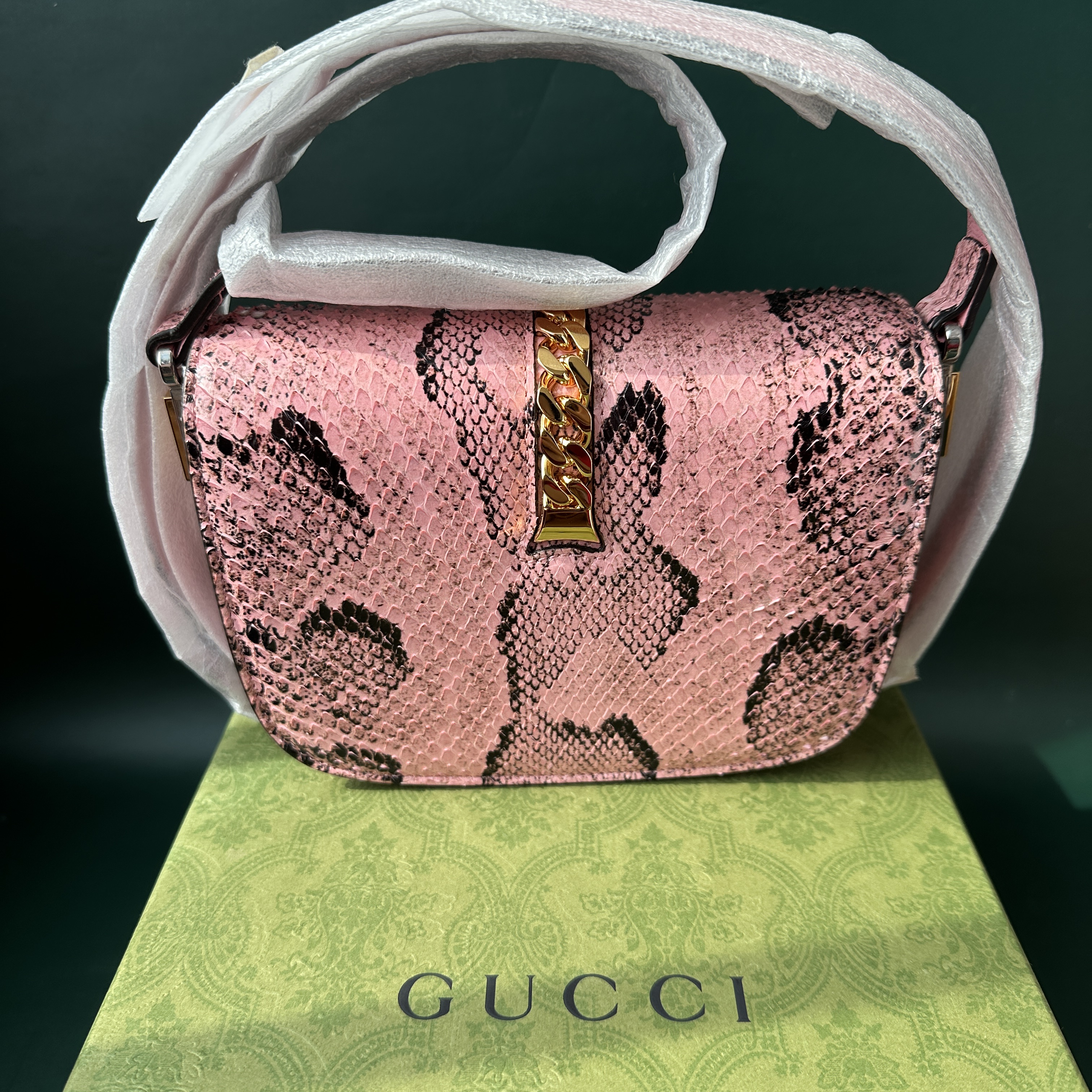 Gucci Sylvie 1969 Python Mini Shoulder Bag Pink 착용 스타일 - 3