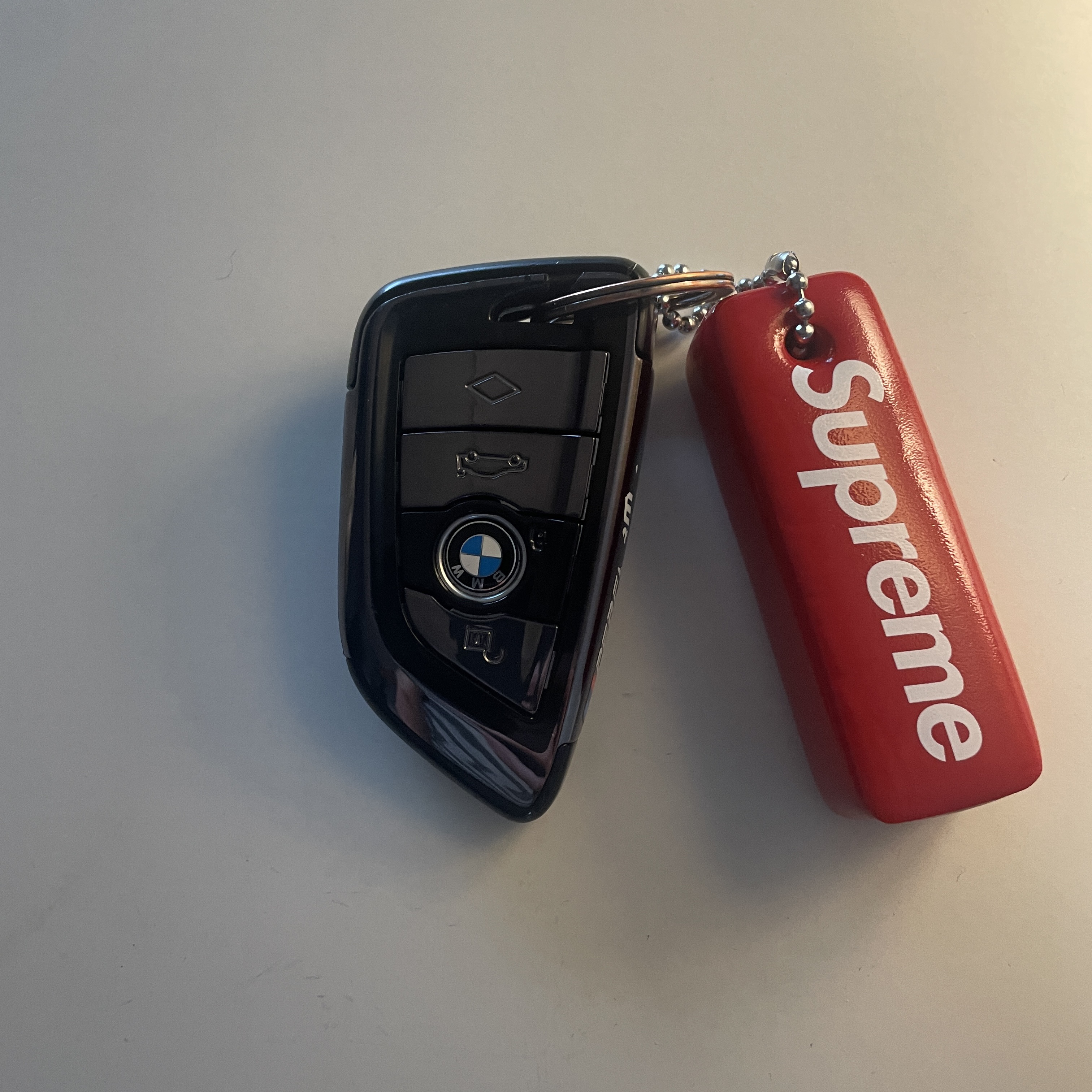 Supreme Floating Keychain Red - 23FW 착용 스타일