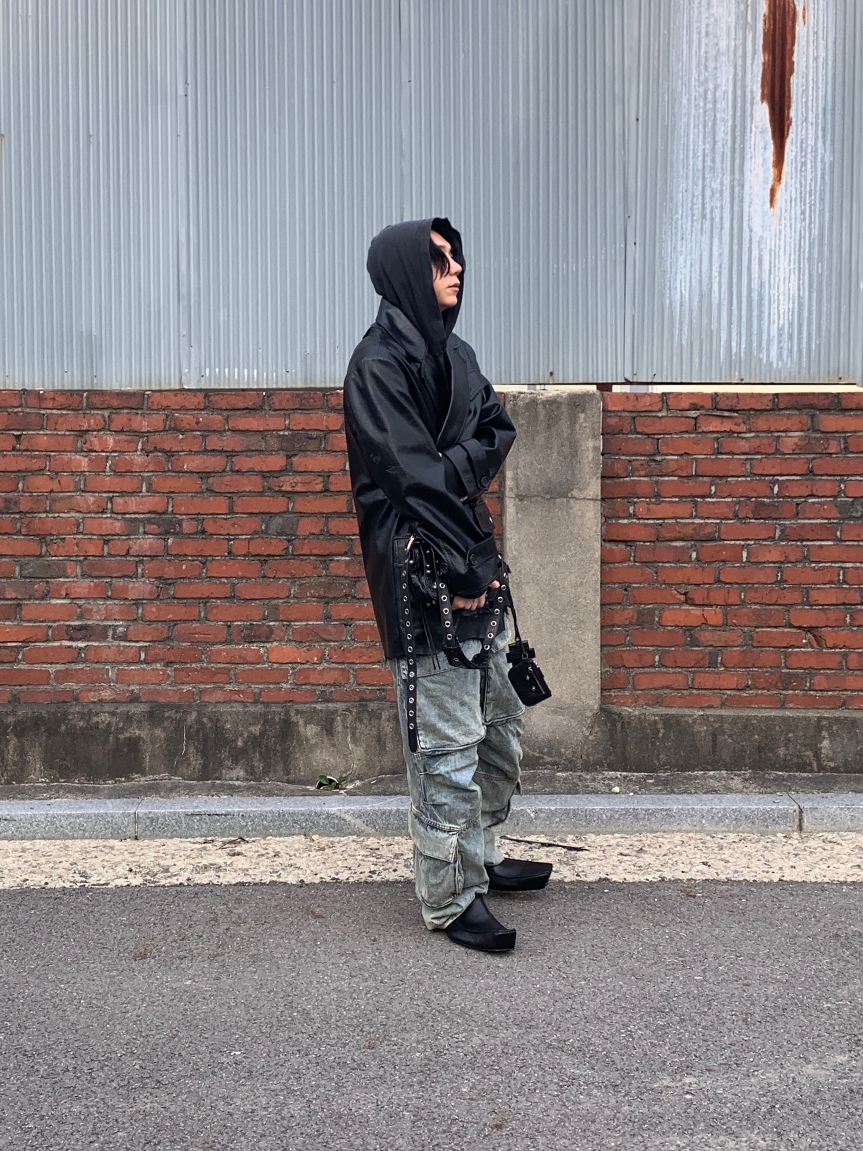 Entire Studios Heavy Denim Cargo Surface Wave, Balenciaga Romeo Mule Black 착용 스타일 - 6