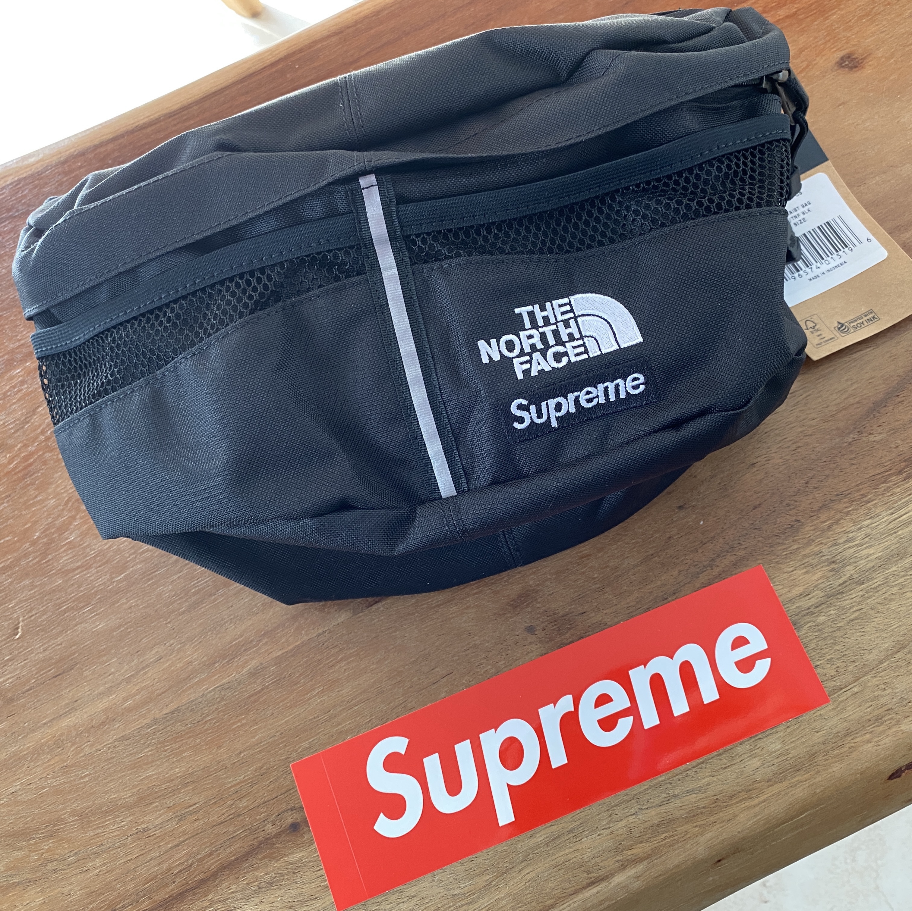 Supreme x The North Face Split Waist Bag Black - 24SS, Supreme x The North Face S/S Top Black - 24SS 착용 스타일 - 1