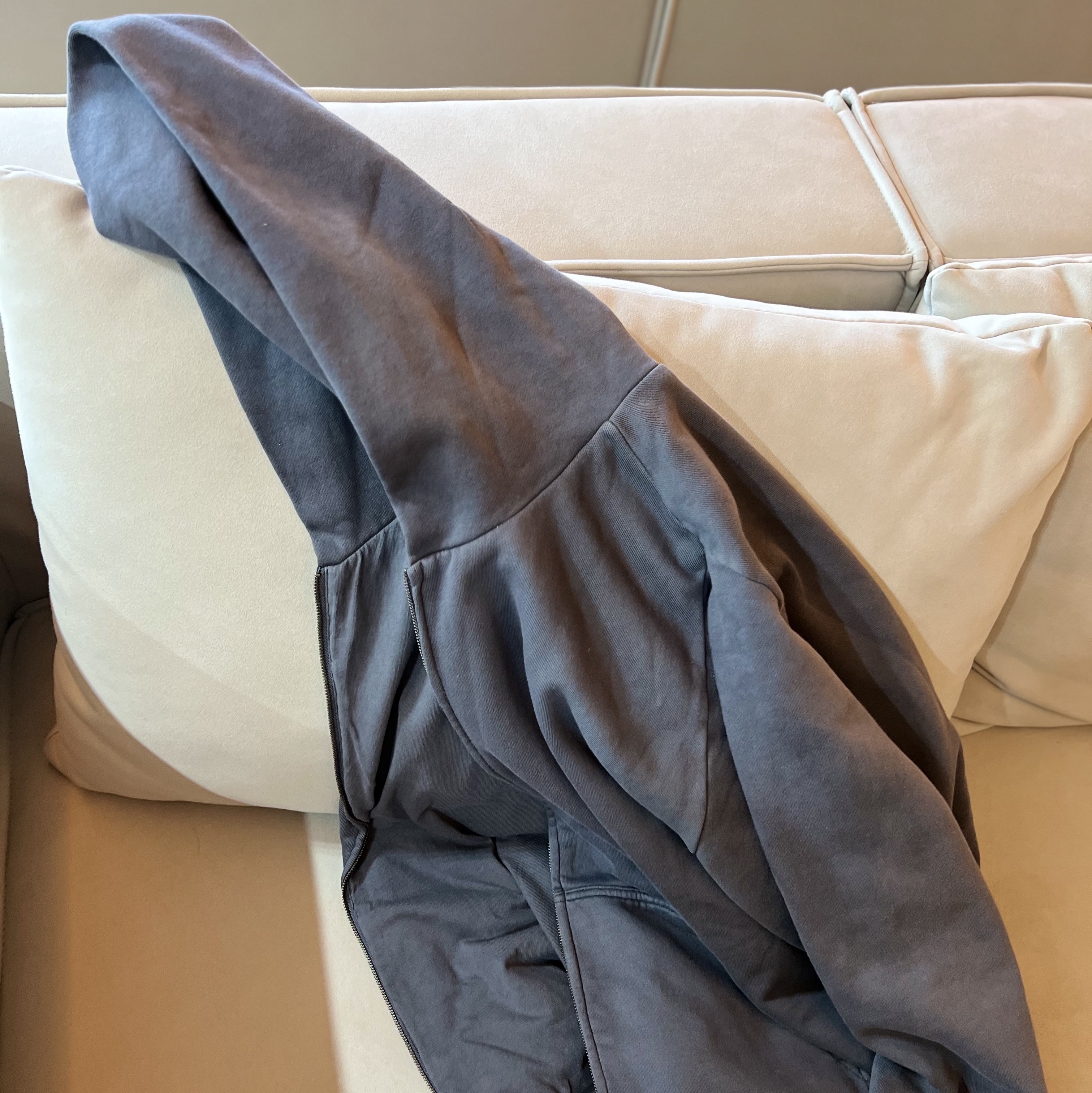 Yeezy YZY Zip-Up Hoodie Dark Grey 착용 스타일