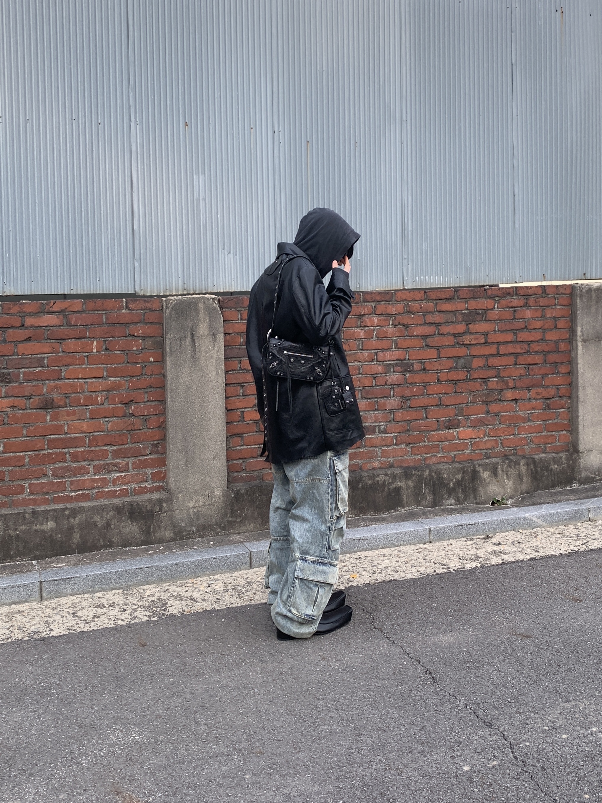 Entire Studios Heavy Denim Cargo Surface Wave, Balenciaga Romeo Mule Black 착용 스타일 - 7
