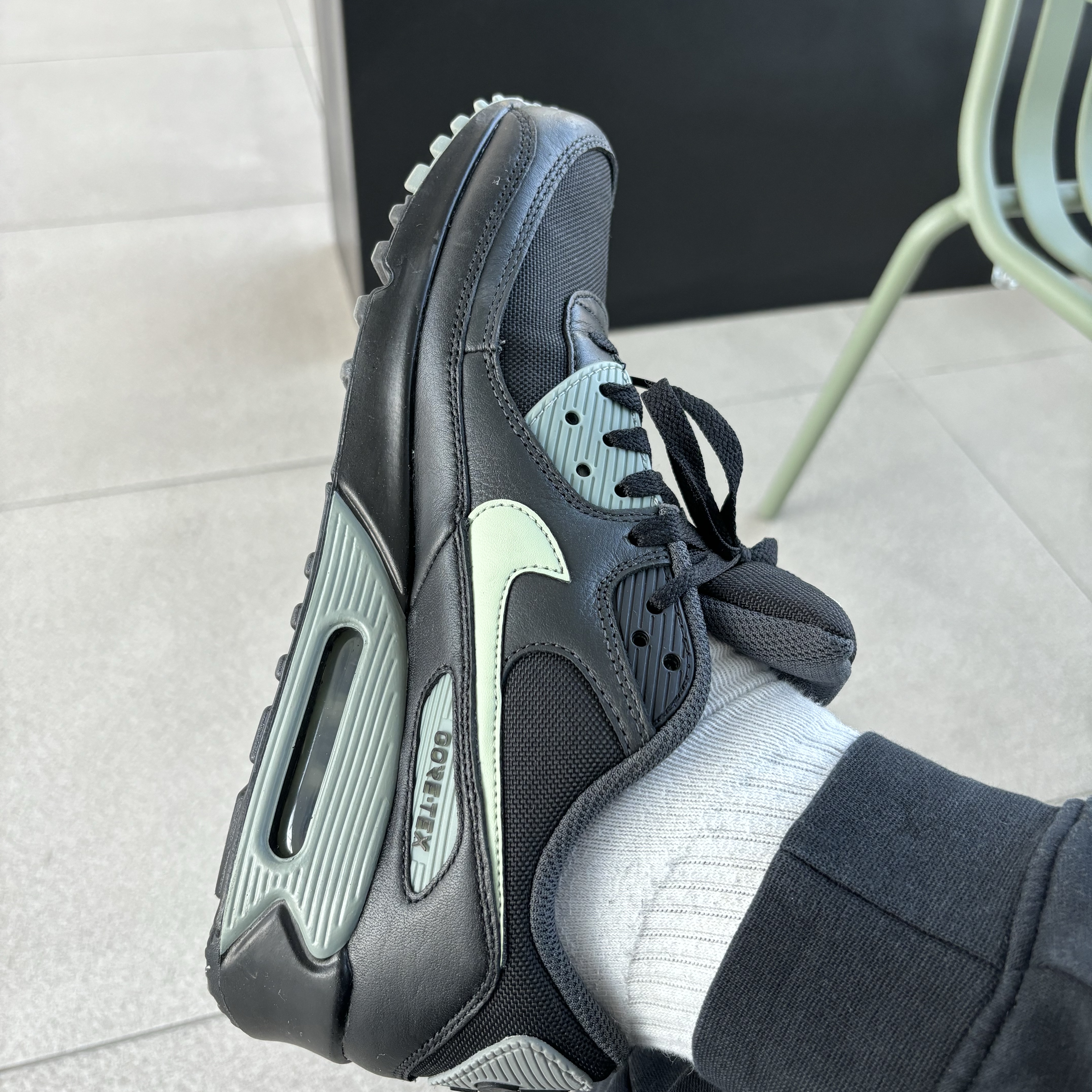 Nike Air Max 90 Gore-Tex Black Honeydew 착용 스타일 - 2