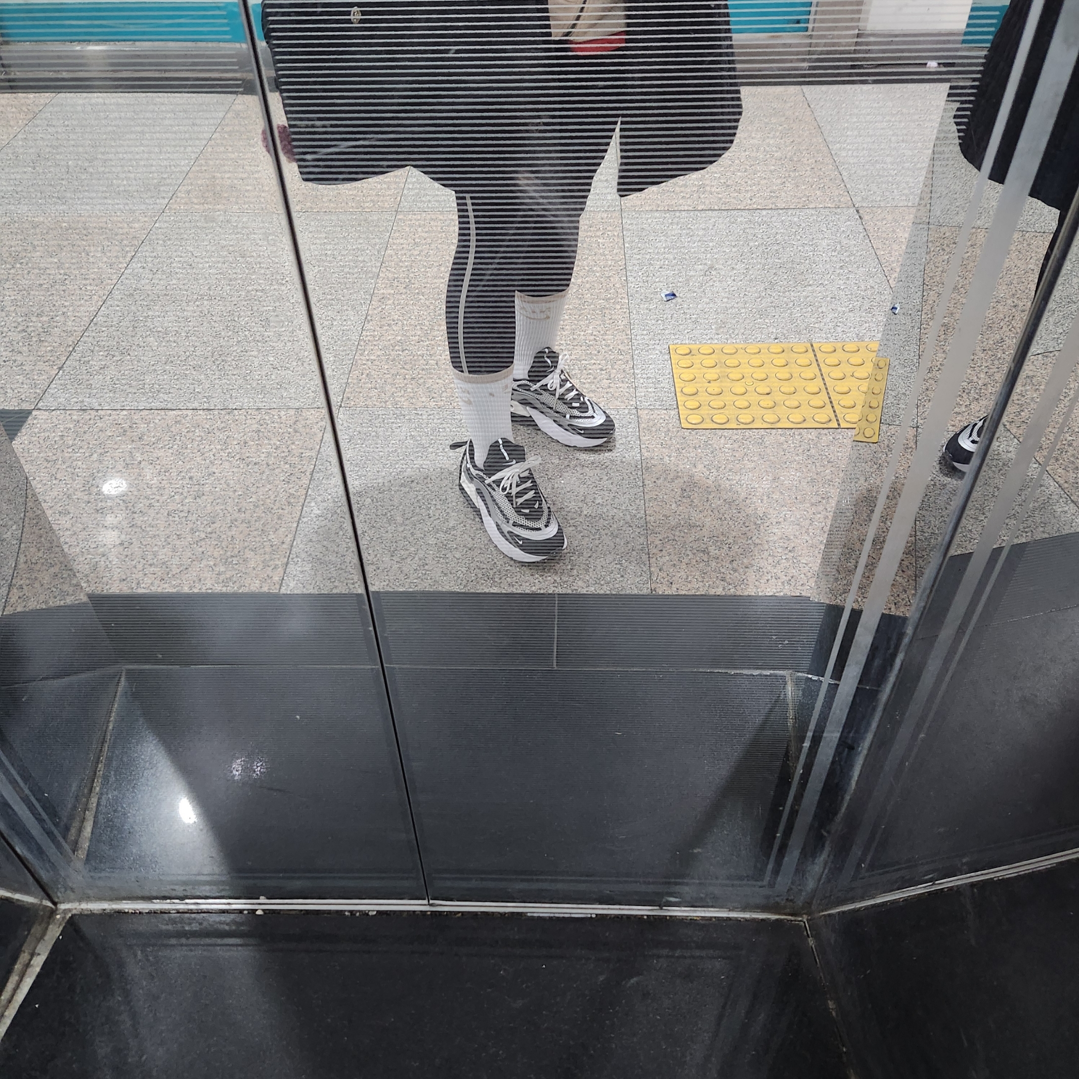 (W) Nike Air Max Furyosa Silver and Black 착용 스타일