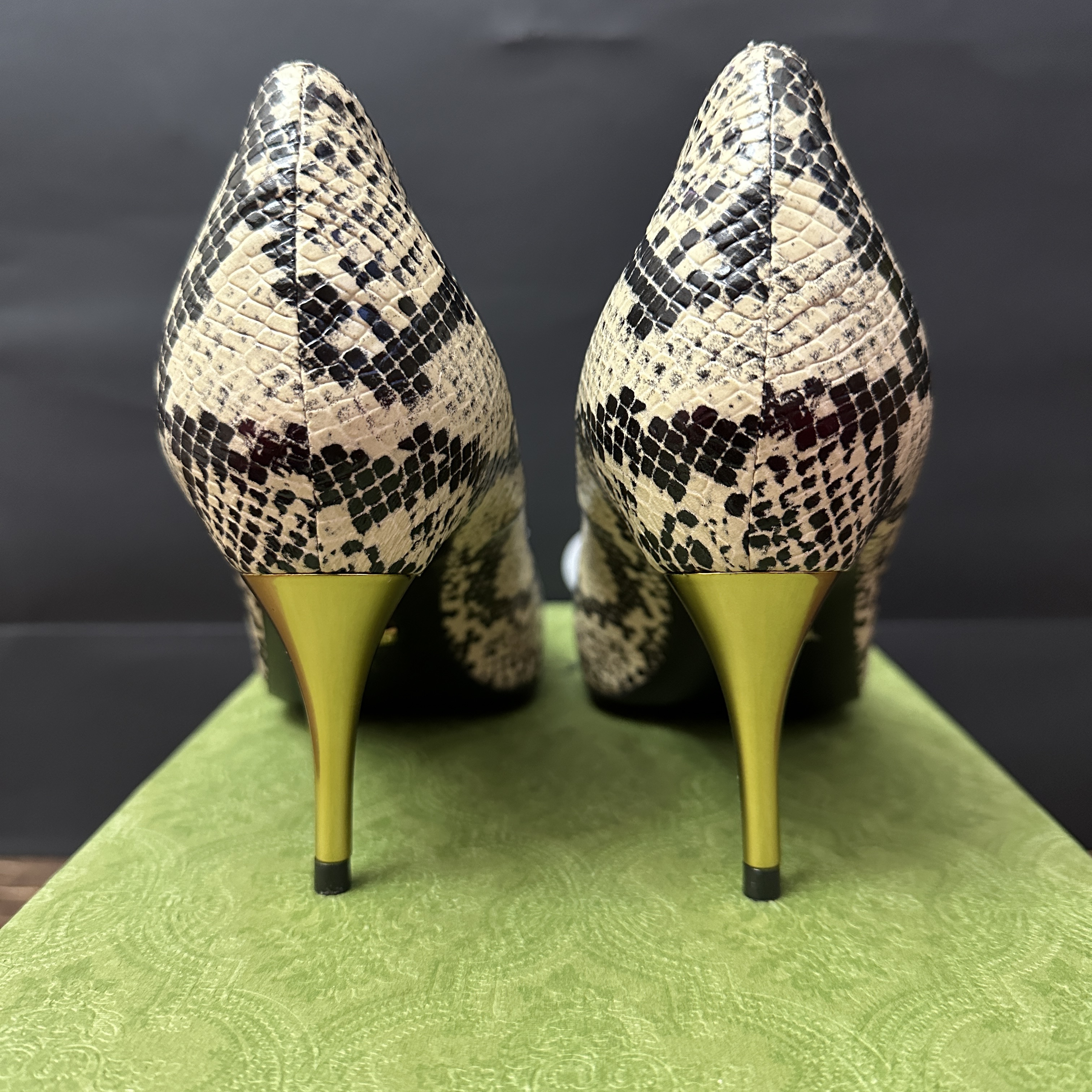 (W) Gucci Python Print Mid-Heel Pumps Beige 착용 스타일 - 4