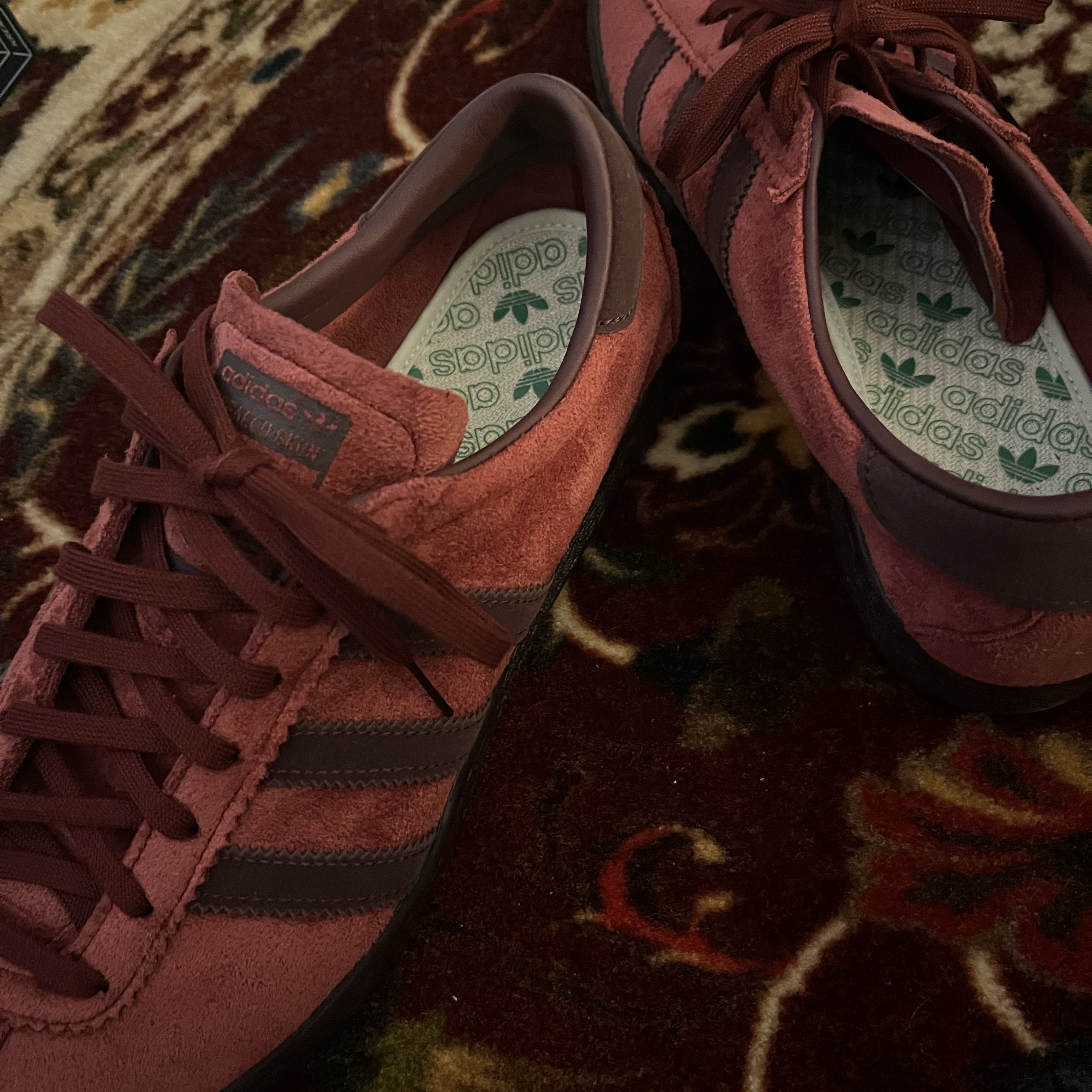 Adidas Tobacco Gruen Collegiate Burgundy 착용 스타일