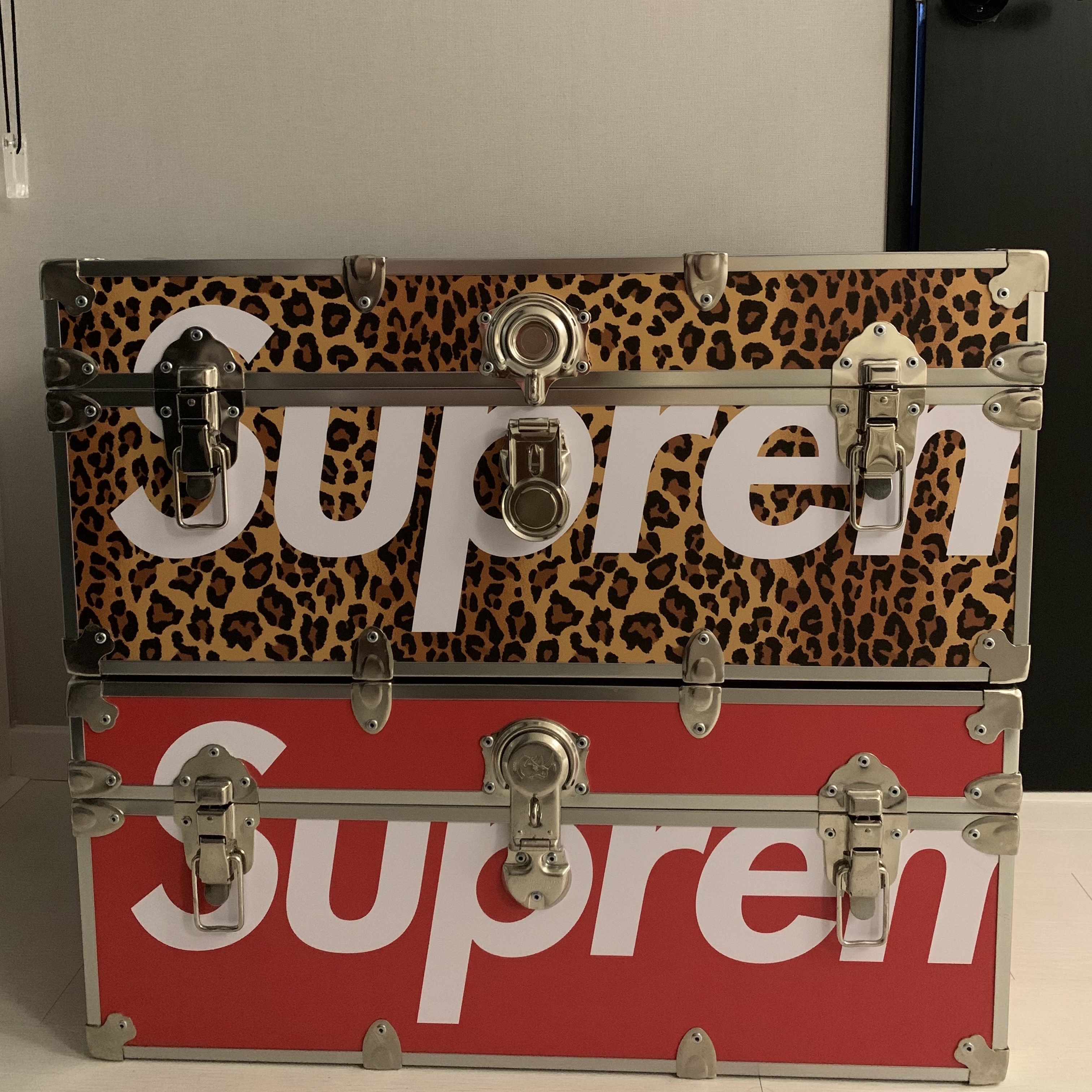 Supreme Rhino Trunk Leopard - 22SS, Supreme Rhino Trunk Red - 22SS 착용 스타일