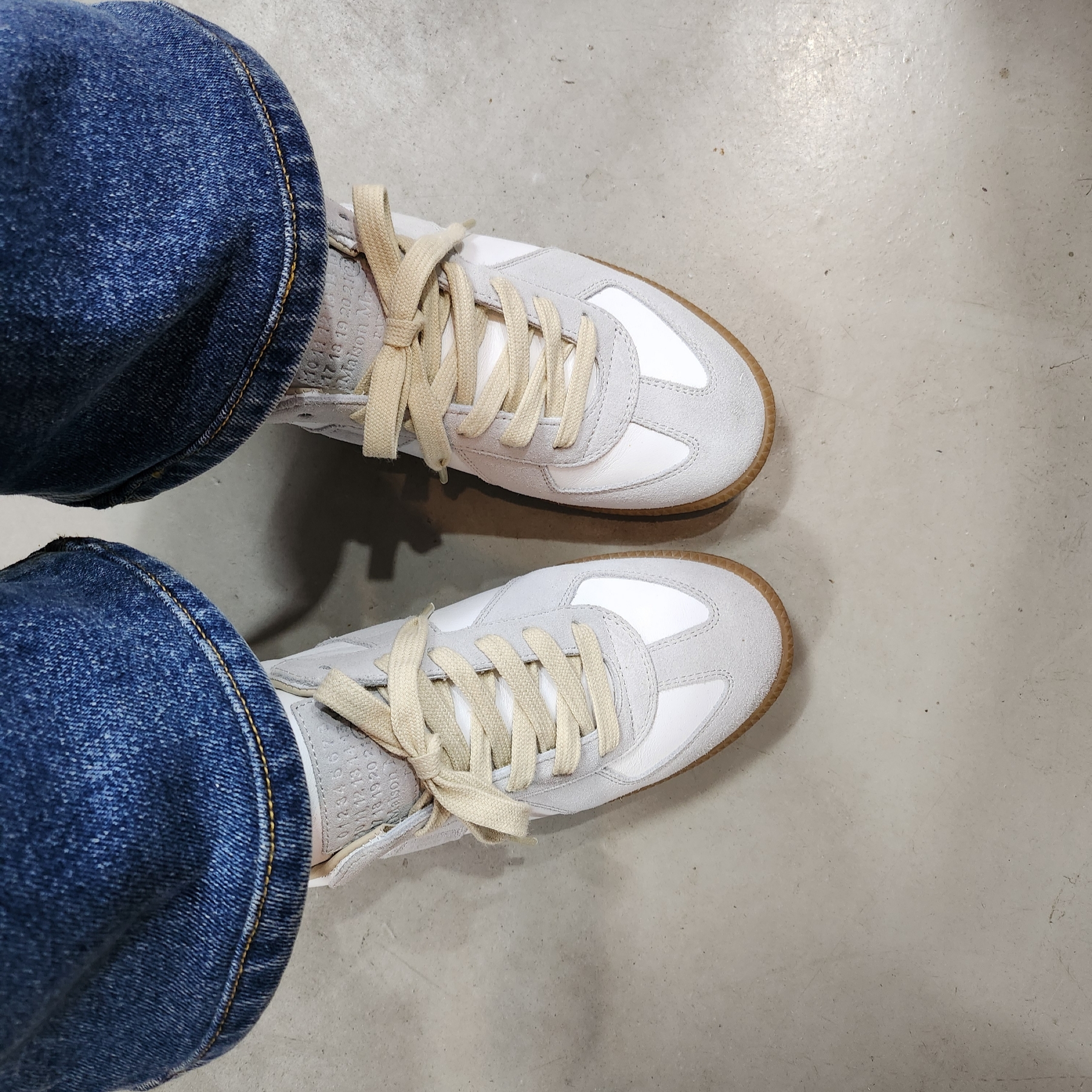 (W) Maison Margiela Calfskin Replica Sneakers White 착용 스타일