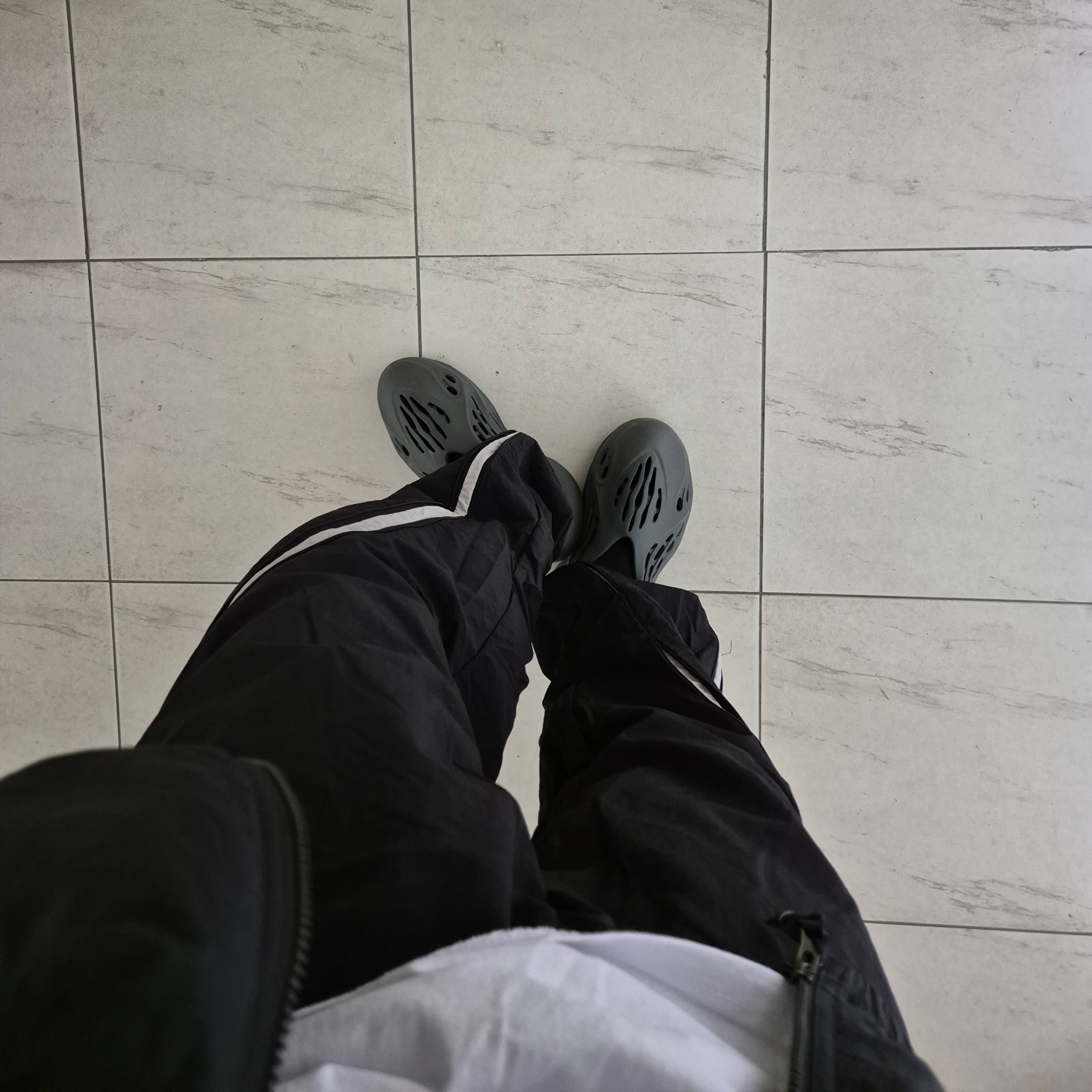 Adidas Yeezy Foam RNNR Carbon 착용 스타일