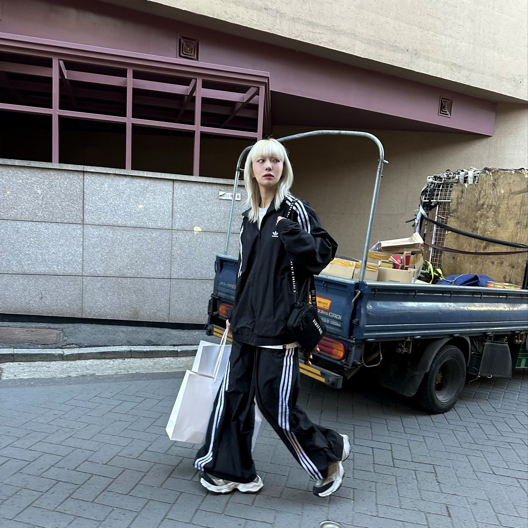 (W) Adidas Adilenium Oversized Track Top Black - US Sizing, (W) Adidas Adilenium Oversized Track Top Black - KR Sizing 착용 스타일 - 1