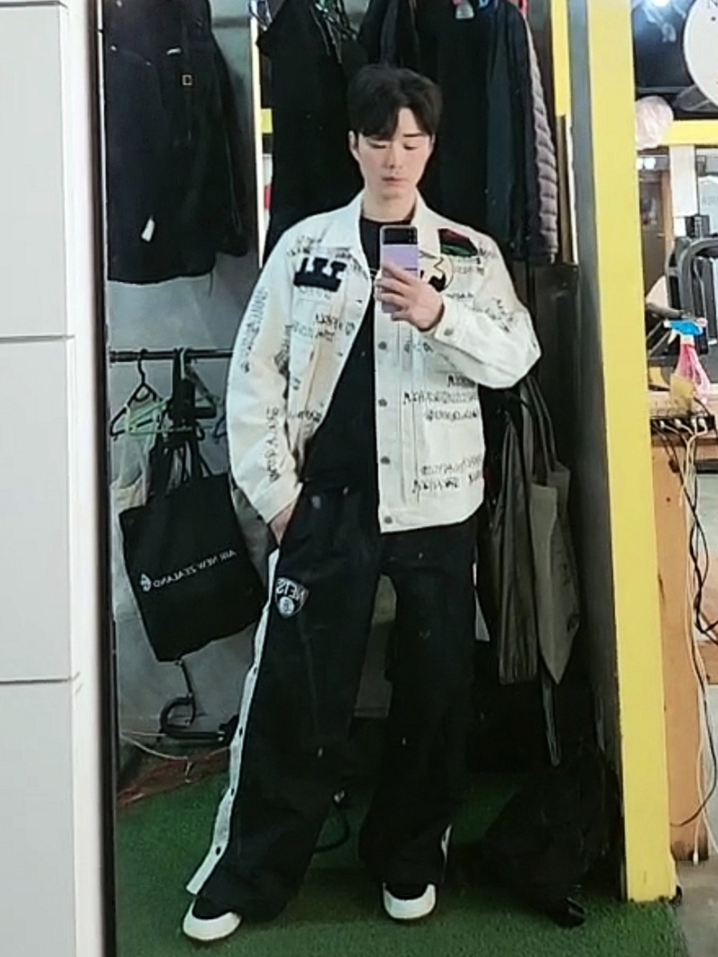 Stussy x Our Legacy x Denim Tears TTL Denim Jacket White, (W) Jordan 1 x Travis Scott Retro Low OG SP Medium Olive 착용 스타일