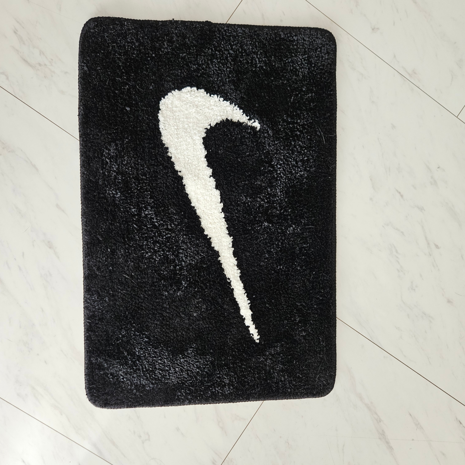 Nike Swoosh Rug Black White 착용 스타일