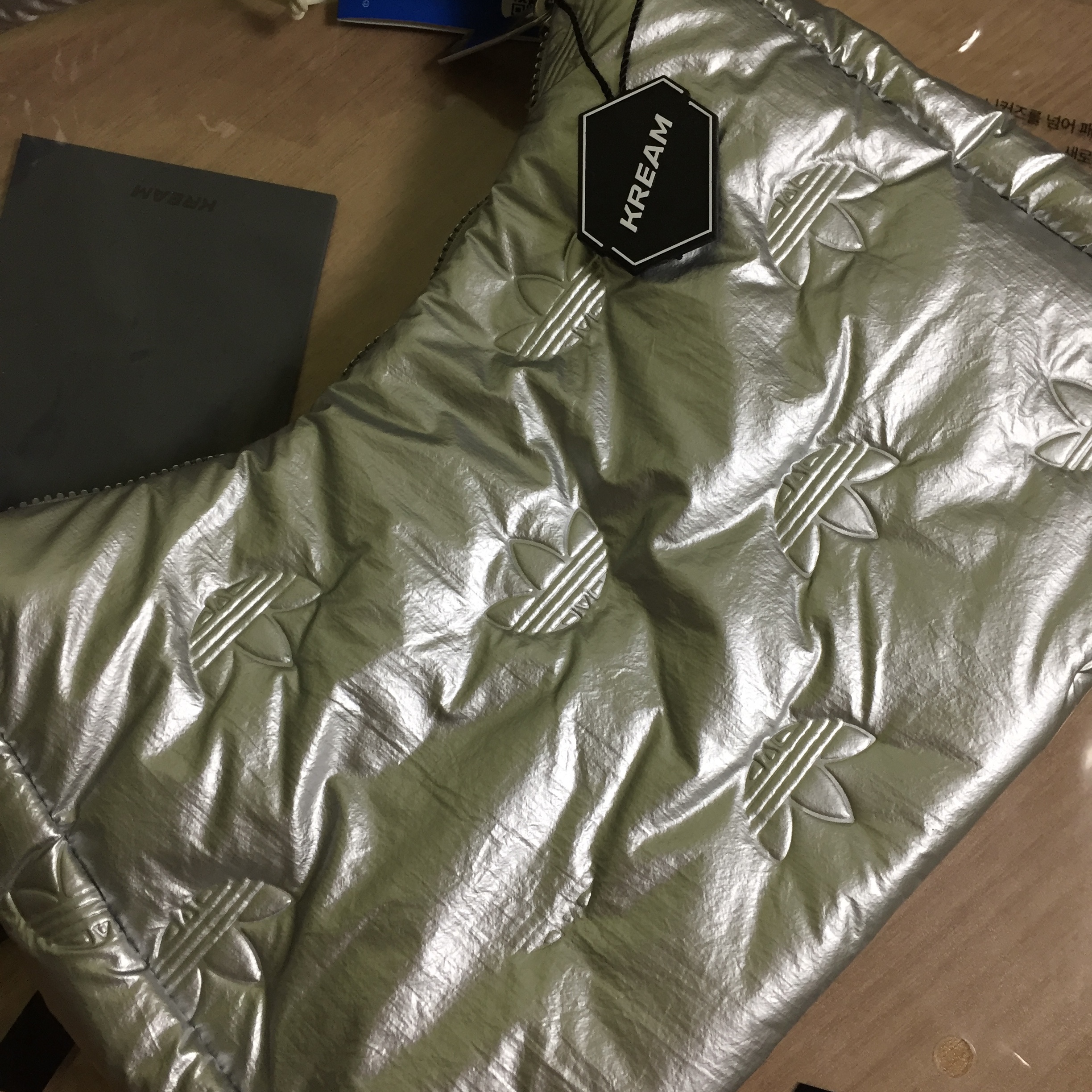 Adidas Puffy Satin Mini Shoulder Bag Silver Metallic 착용 스타일
