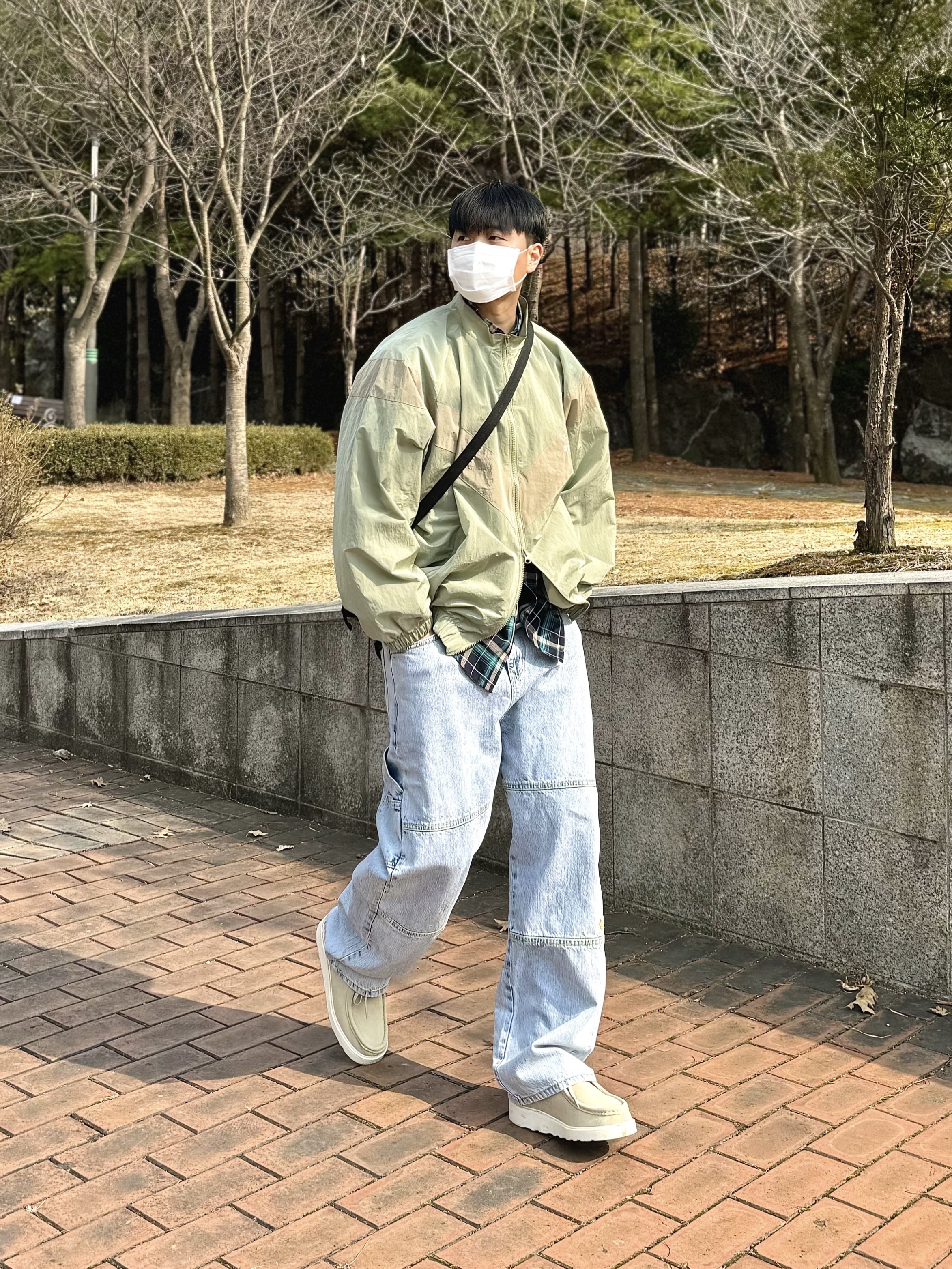 IAB Studio x D.P. Track Top Tea Green Mud 착용 스타일 - 1
