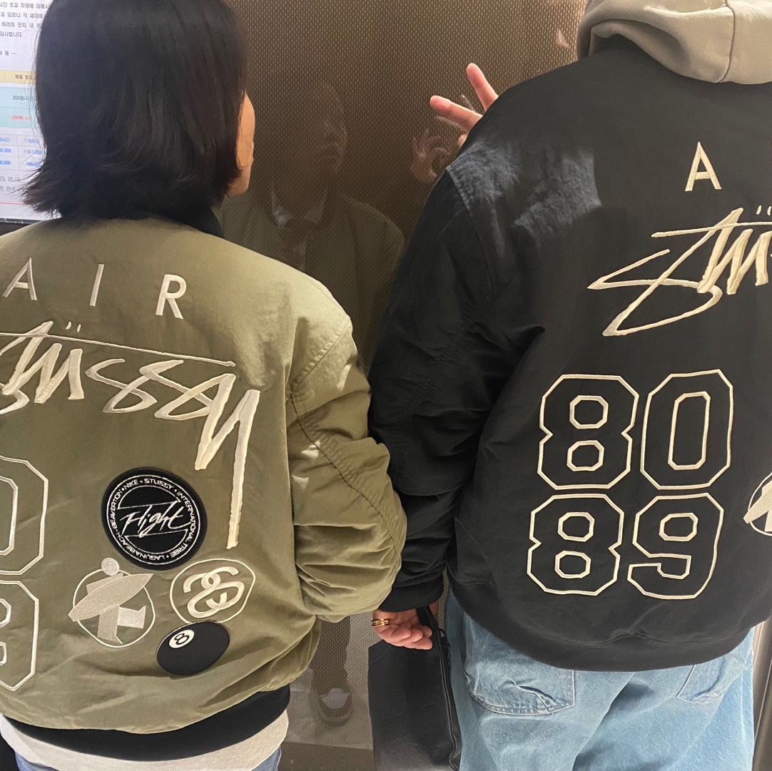 Nike x Stussy Reversible Jacket Black (FJ9153-010), Nike x Stussy Reversible Jacket Medium Olive (FJ9153-222) 착용 스타일