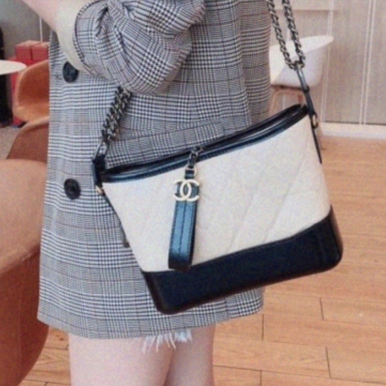 Chanel Gabrielle Small Hobo Bag Aged Calfskin & Gold White Black 착용 스타일