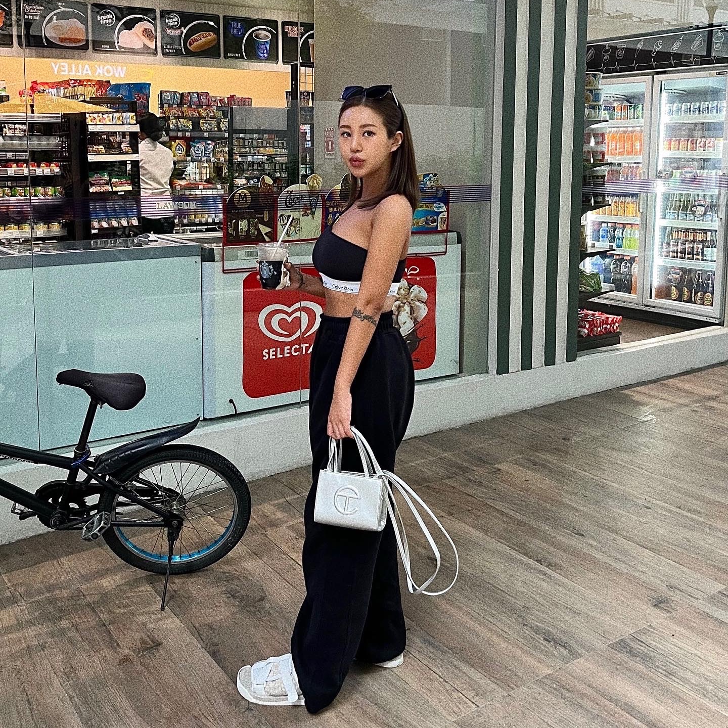 25ss CAP カモ柄 ミニタリー supreme jacquemus y2k Jacquemus Went Big on Raffia, and Big Sun Hats, for Spring 2023