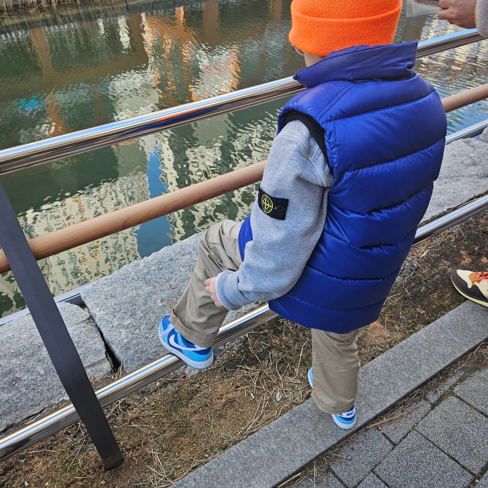 Ader Error Sig; TRS/BL Tag Puffer Jacket 01 Noir, (W) Nike Dunk Low Retro PRM Team Red and White 착용 스타일 - 8