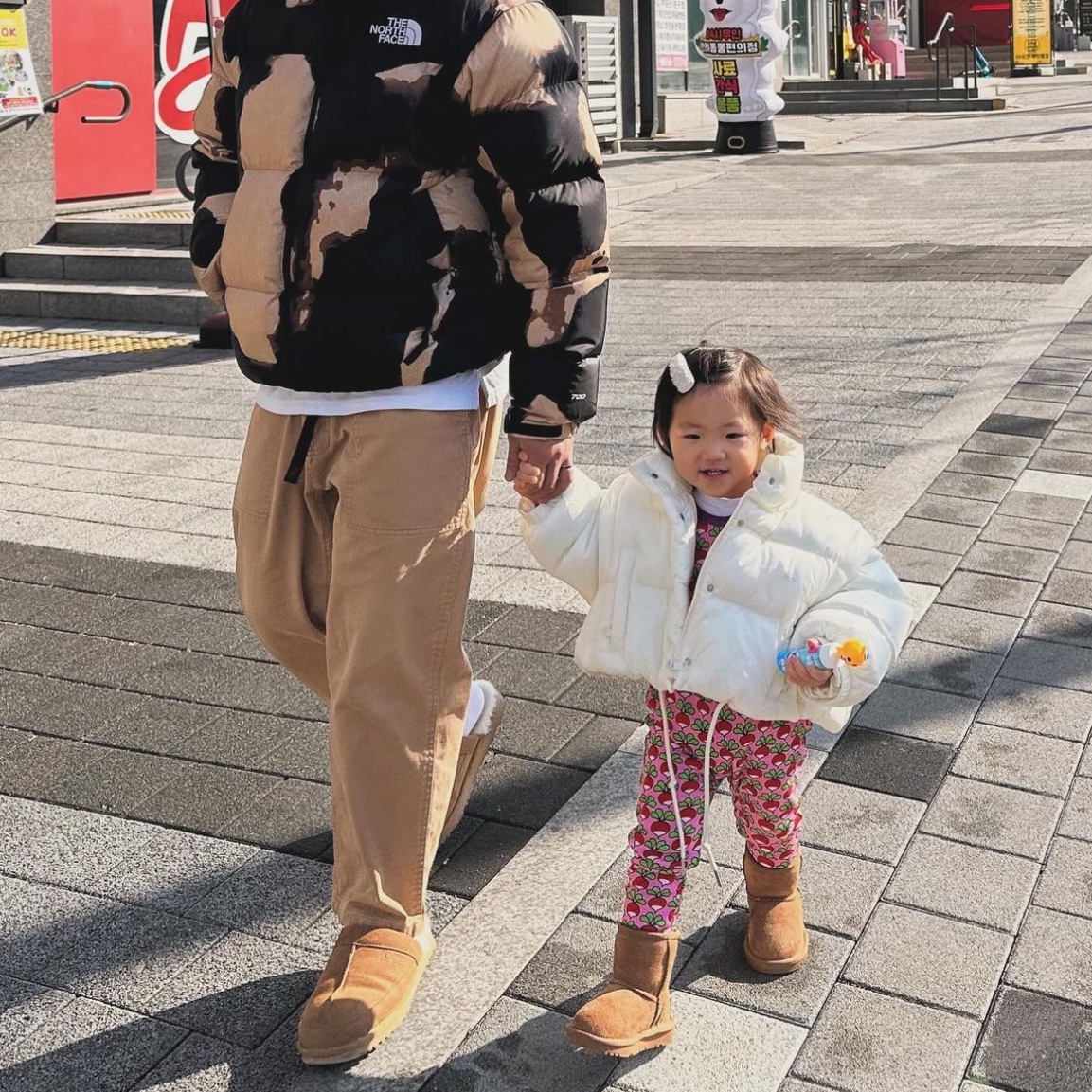 Supreme x The North Face Bleached Denim Print Nuptse Jacket Black - 21FW, Jordan 1 x Travis Scott Retro Low OG SP Sail and Ridgerock 착용 스타일 - 2